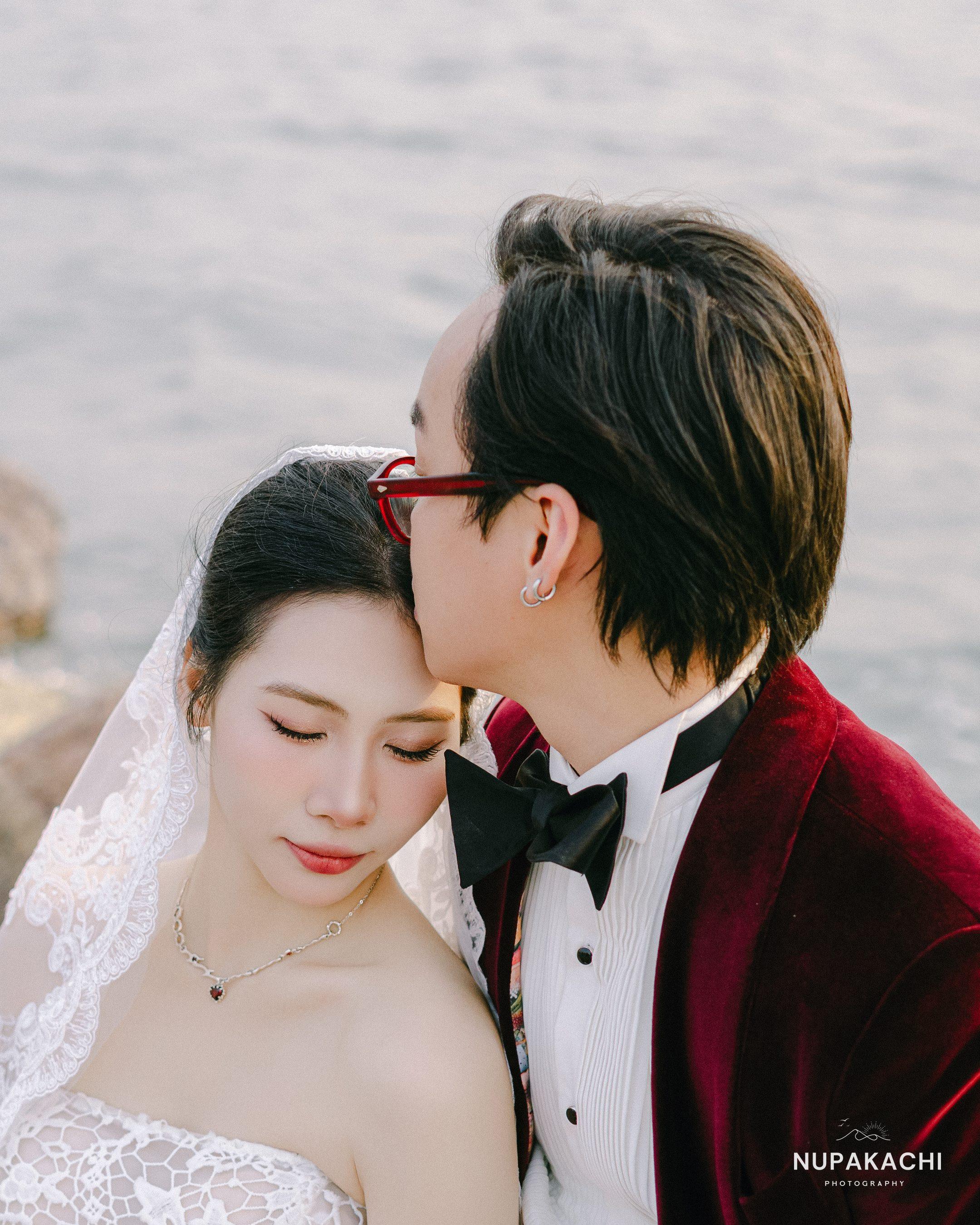 Nụ hôn lên má cô dâu, cặp đôi vest đỏ Hạ Long