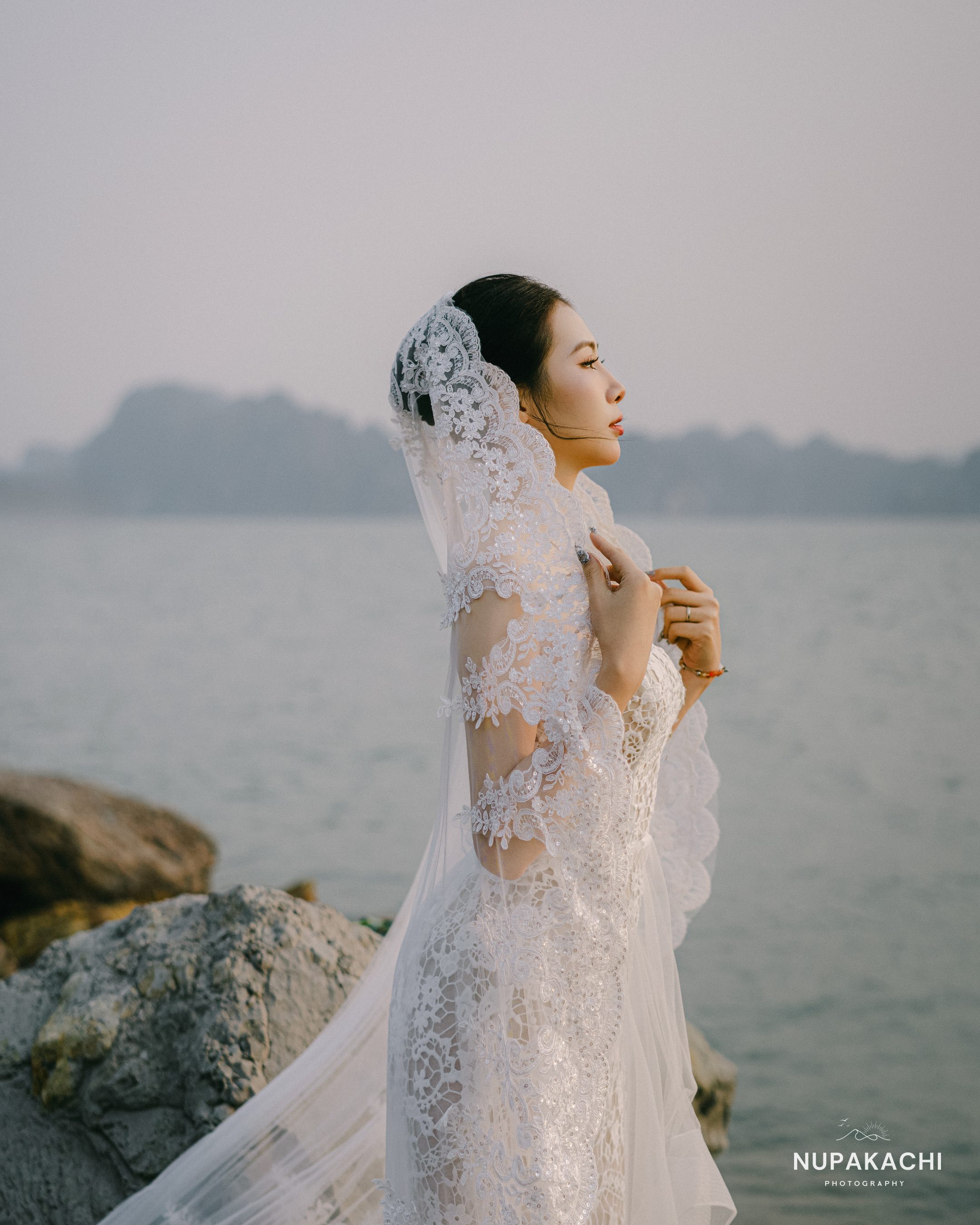 Cô dâu trong voan trùm đầu bên vịnh Hạ Long