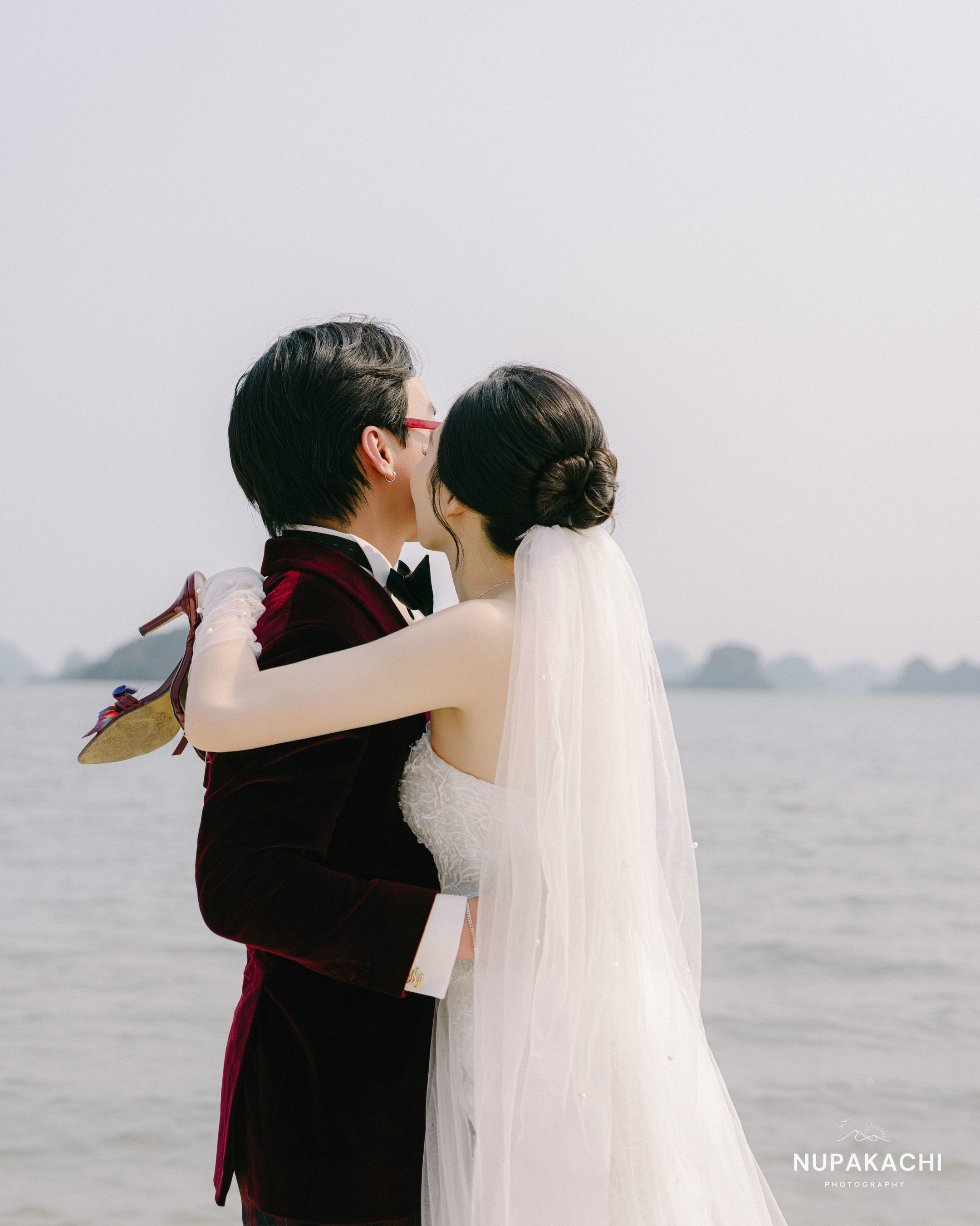 Cặp đôi ôm nhau trên bãi cát trắng vịnh Hạ Long, prewedding Nupakachi