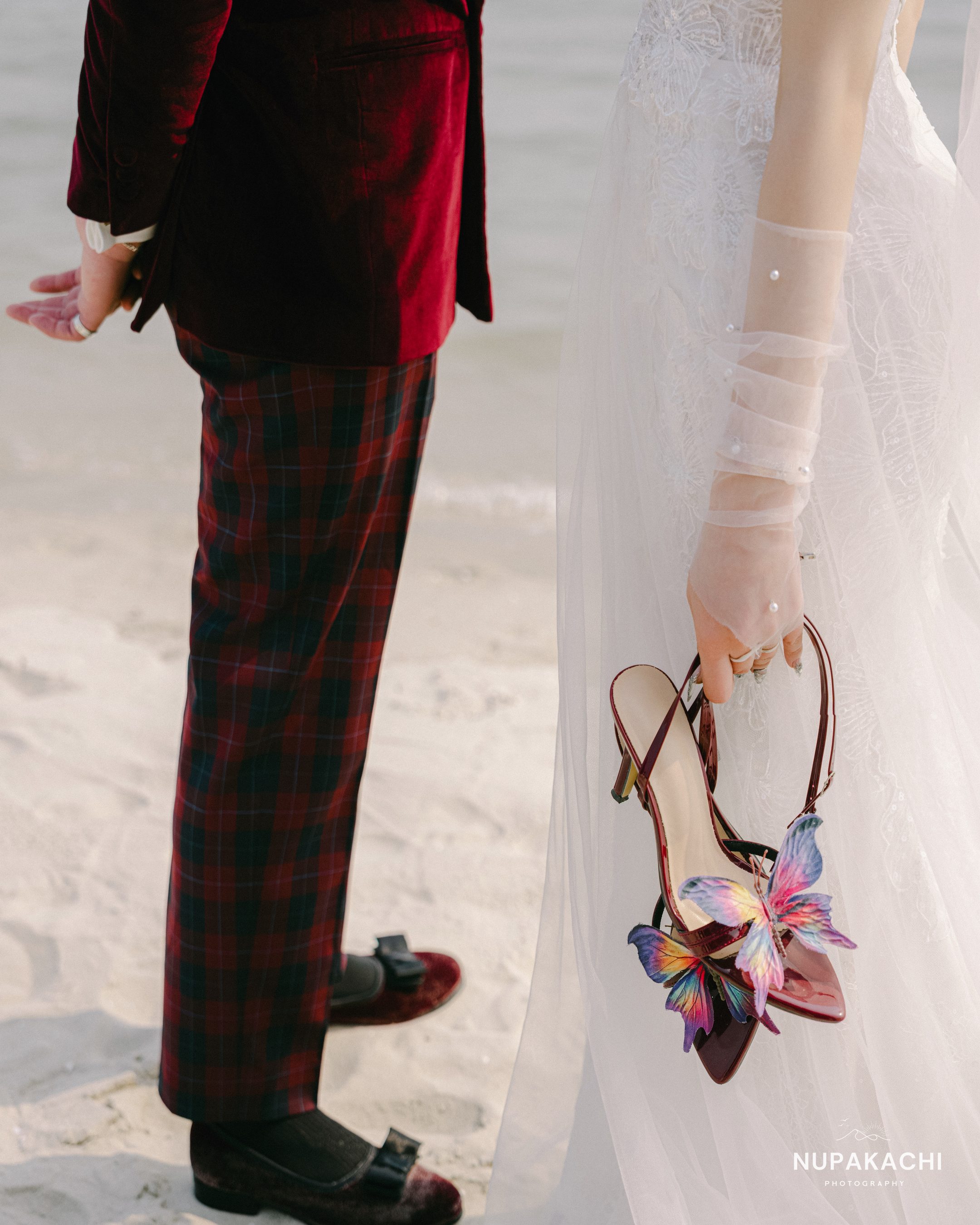 Cô dâu cầm giày cưới trên bãi cát, chi tiết prewedding Hạ Long