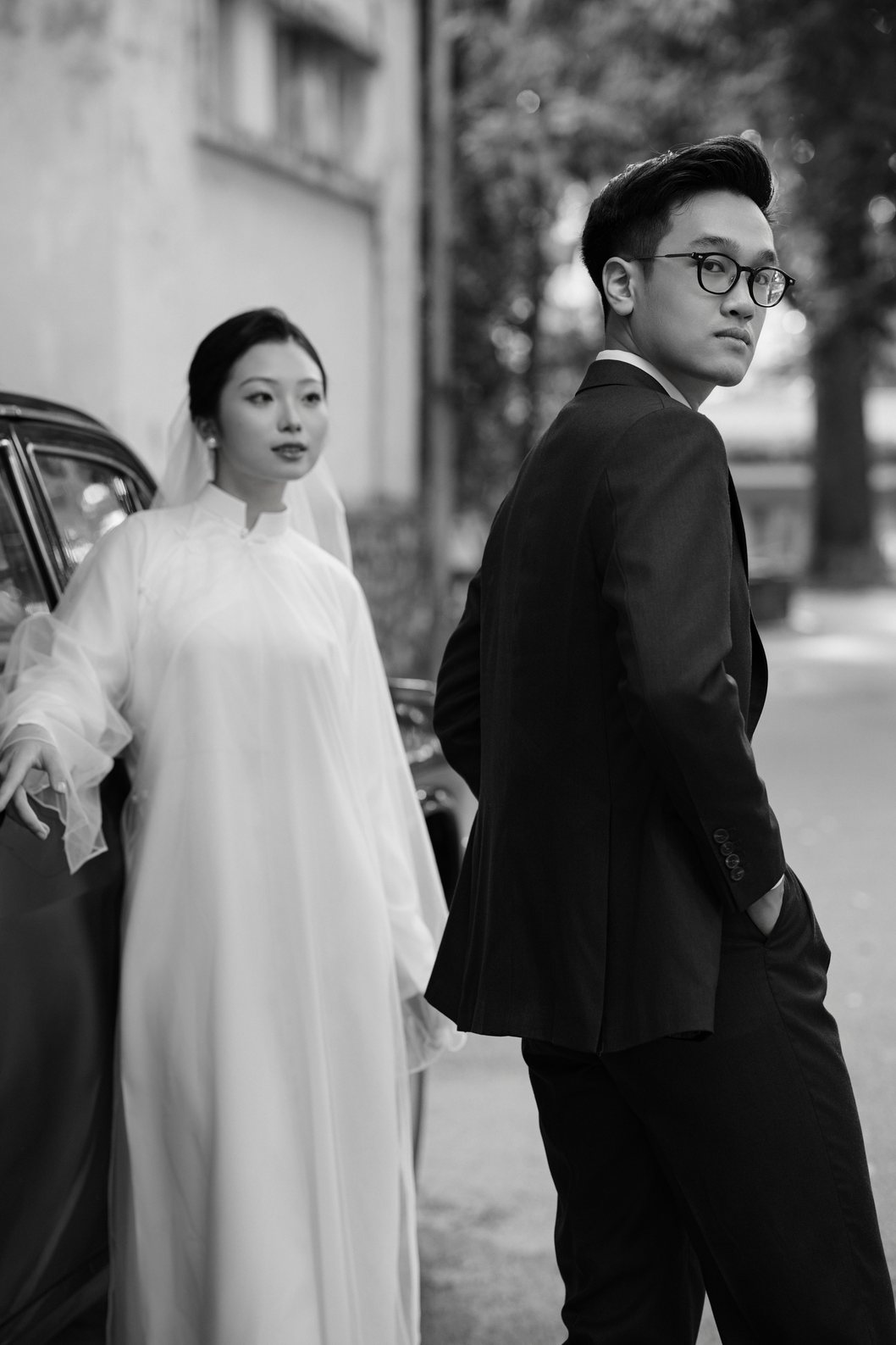 Chú rể và cô dâu tựa lưng nhau trên lối đi trong Hoàng Thành, prewedding Hà Nội