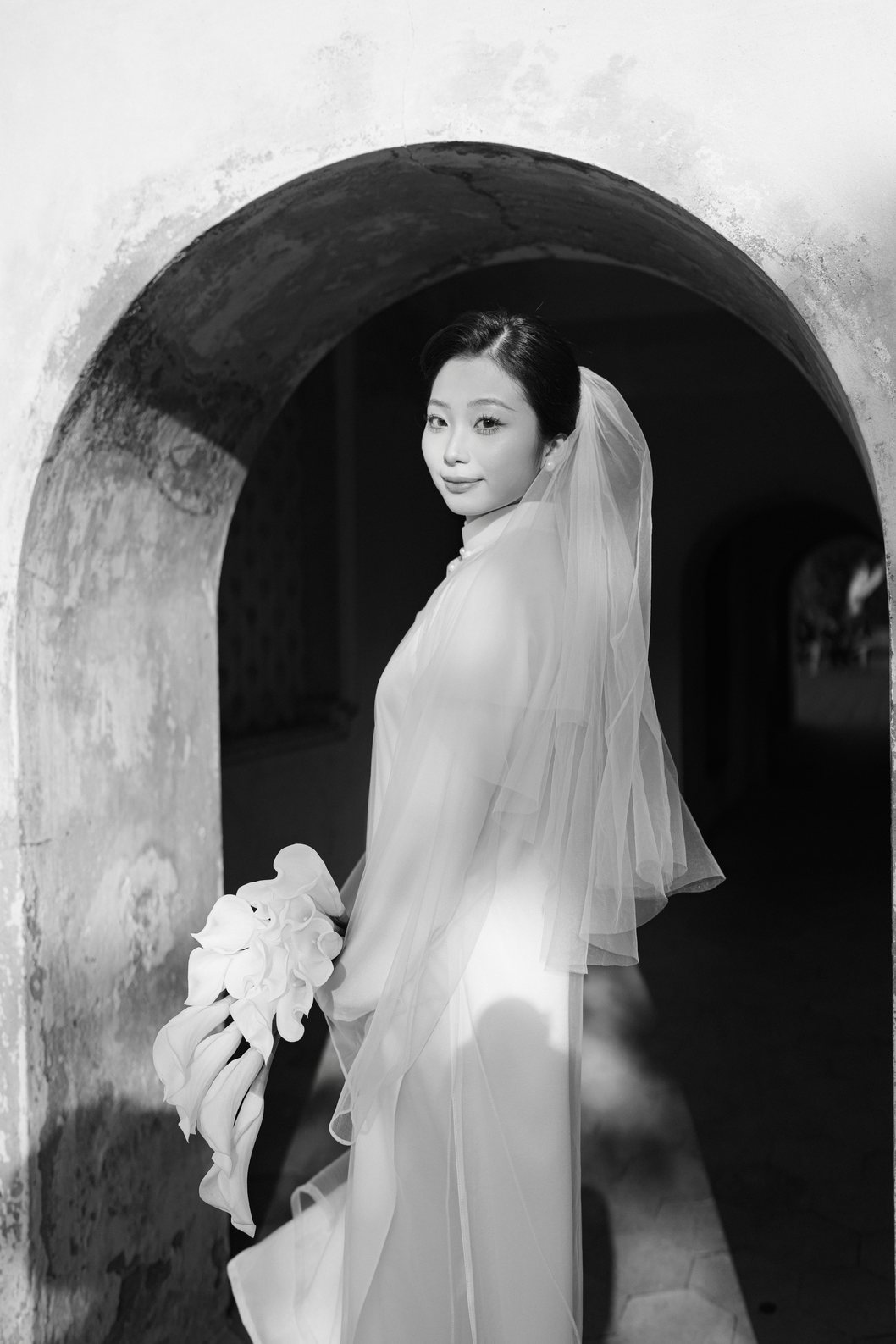 Cặp đôi thân mật trong khung cửa vòm gạch cổ, prewedding Hoàng Thành
