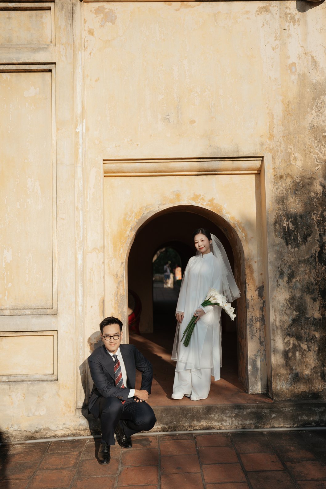 Cặp đôi ngồi trong xe cổ nhìn ra phố, prewedding Hà Nội Nupakachi
