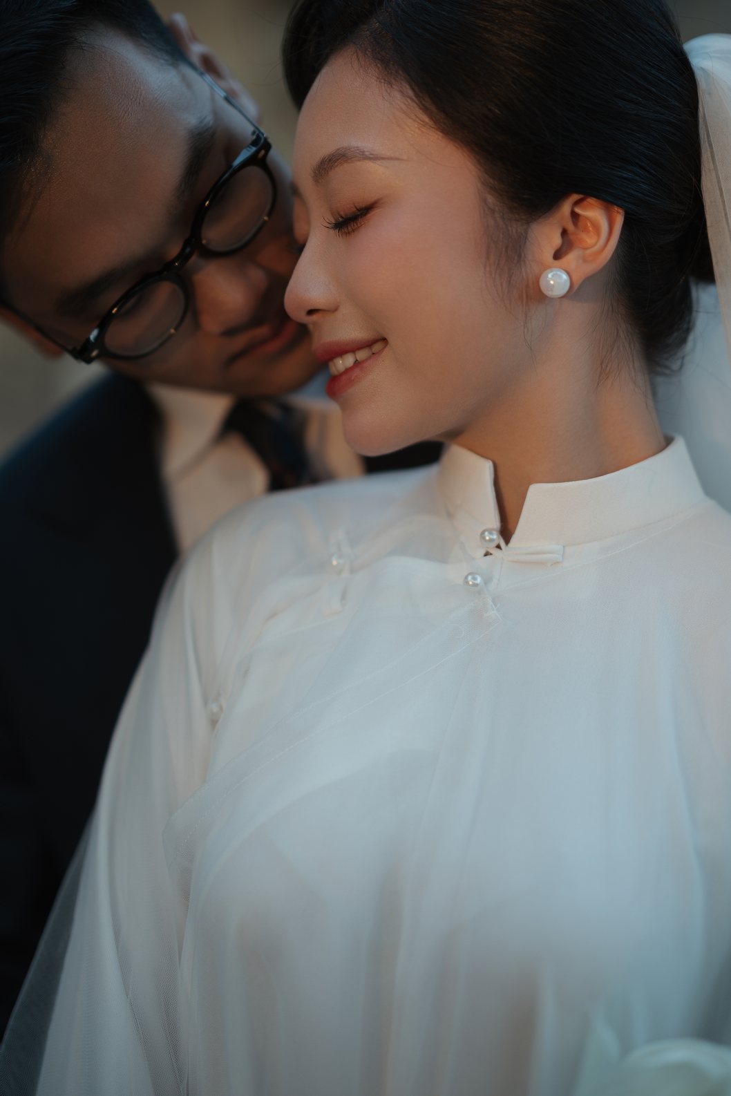 Cận cảnh cô dâu với bó hoa loa kèn trắng, chụp ảnh cưới Hà Nội