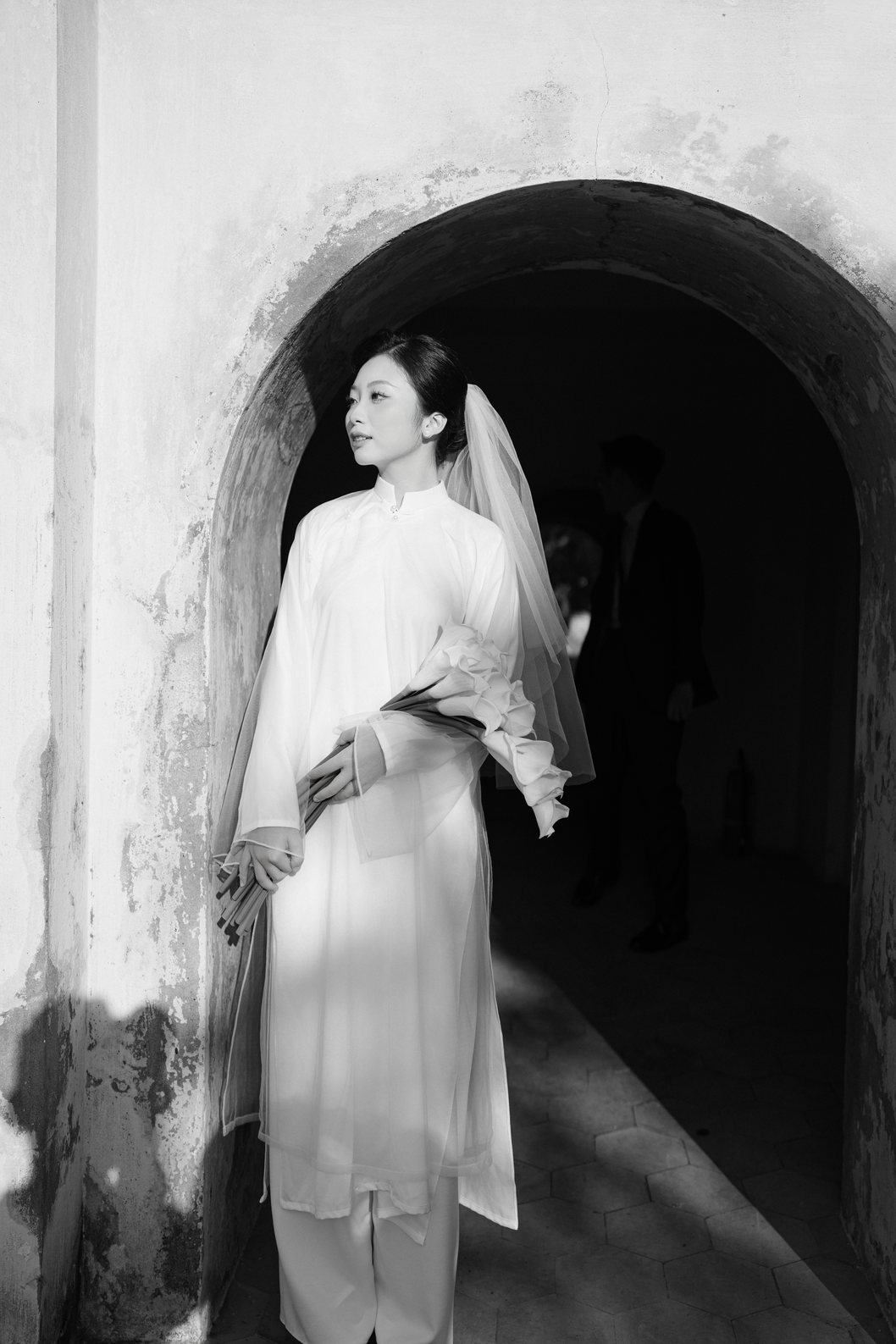 Cô dâu chú rể dưới mái vòm cổ trong nắng chiều, prewedding Hoàng Thành