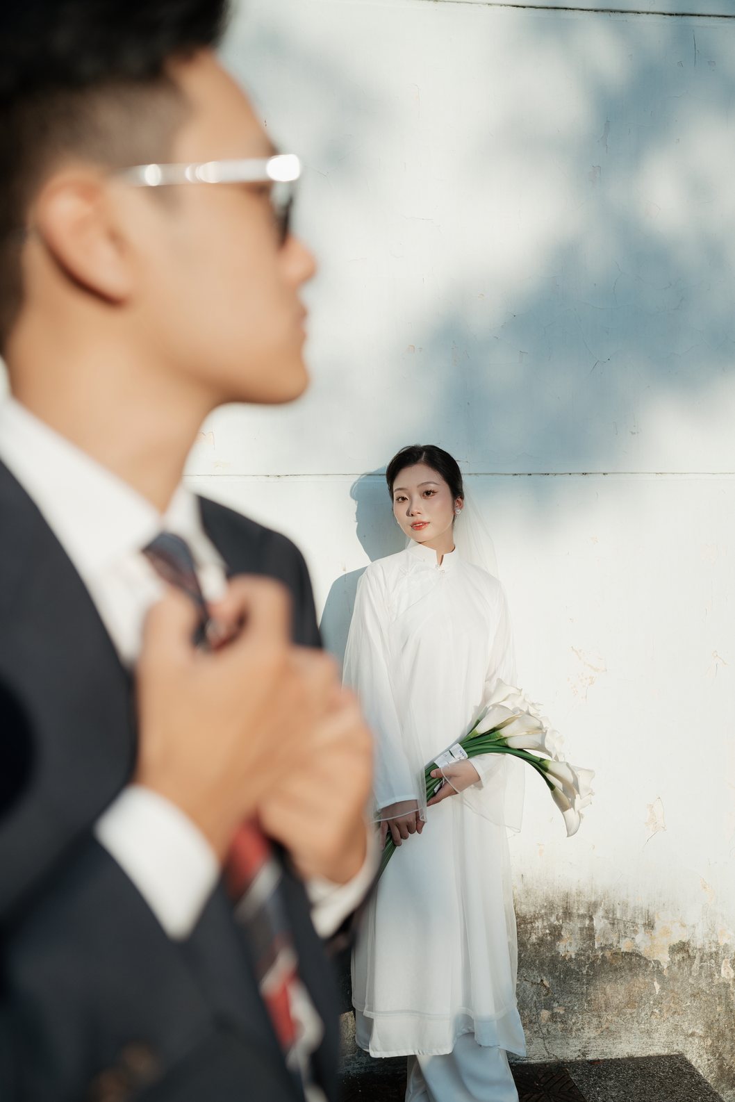 Cặp đôi áo dài trắng giữa hành lang cột trắng, prewedding Hà Nội Nupakachi