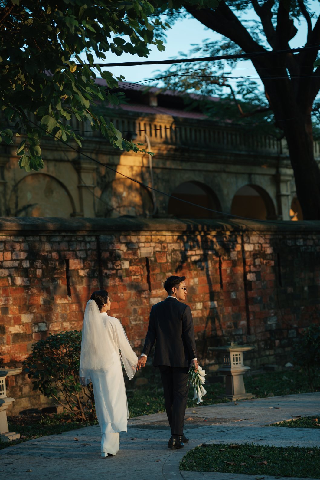 Cặp đôi bên bức tường gạch cổ trong Hoàng Thành, prewedding Hà Nội Nupakachi