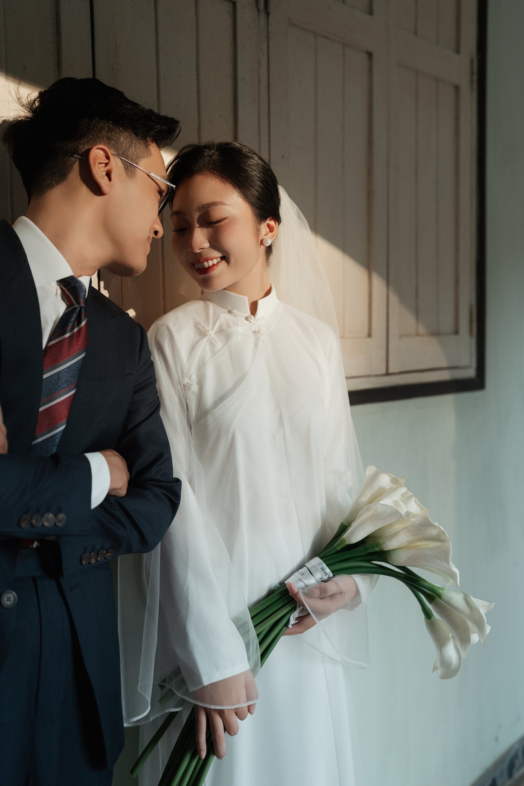 Cô dâu trong tà áo dài trắng giữa sân Hoàng Thành, prewedding Nupakachi