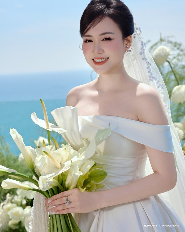 Bride with calla lilies by the sea, Nupakachi Wedding