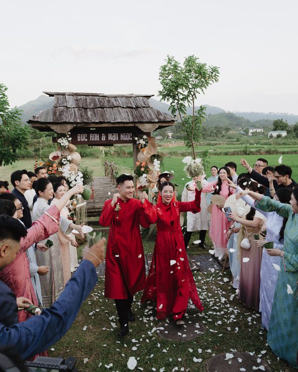 The wedding procession, petals in the air, Nupakachi Wedding
