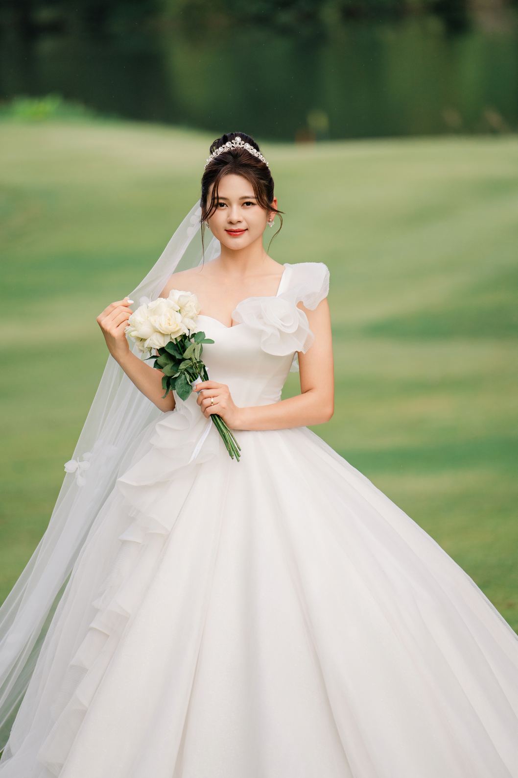 Cô dâu cầm hoa trắng trên sân golf Tràng An, prewedding Ninh Bình