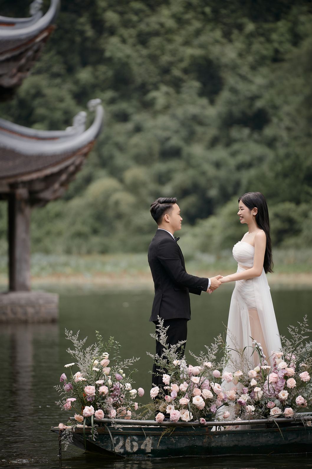 Cặp đôi nắm tay trên thuyền nan kết hoa trước thủy đình Tràng An