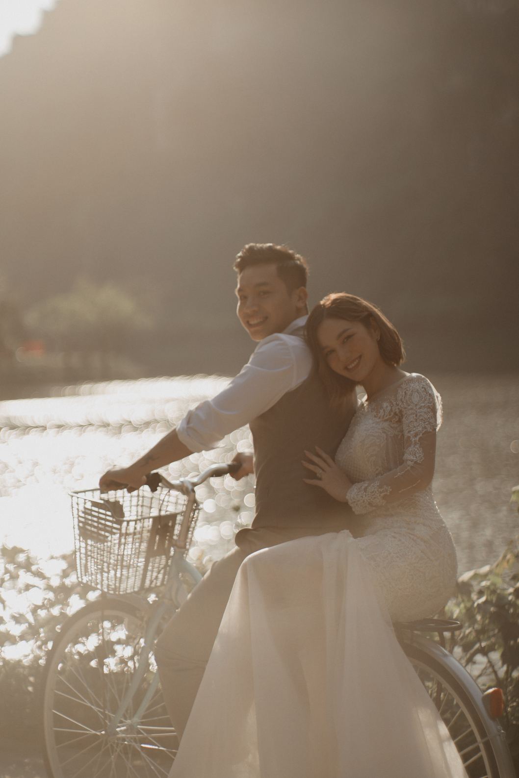 Chú rể chở cô dâu bằng xe đạp trong nắng chiều Ninh Bình