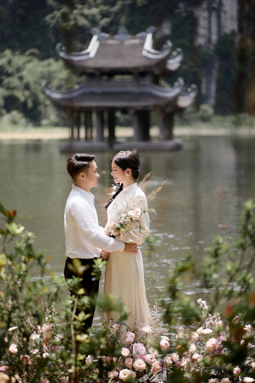 Cô dâu áo dài trắng bên chú rể trước thủy đình Tràng An, chụp ảnh cưới Ninh Bình