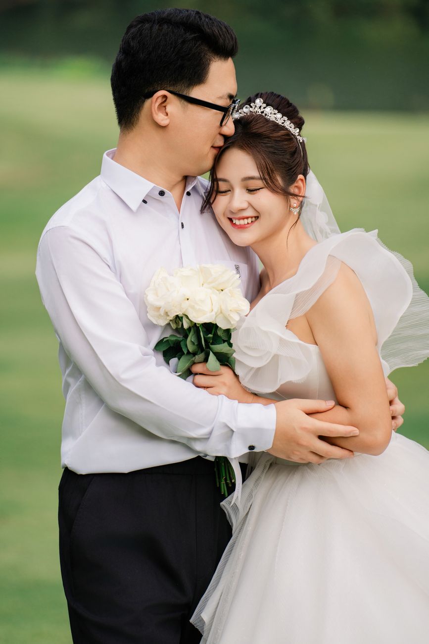 Chú rể ôm cô dâu trên sân golf Tràng An, prewedding Ninh Bình Nupakachi
