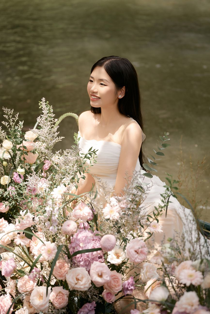 Cô dâu ngồi giữa thuyền nan kết hoa hồng trên sông Tràng An