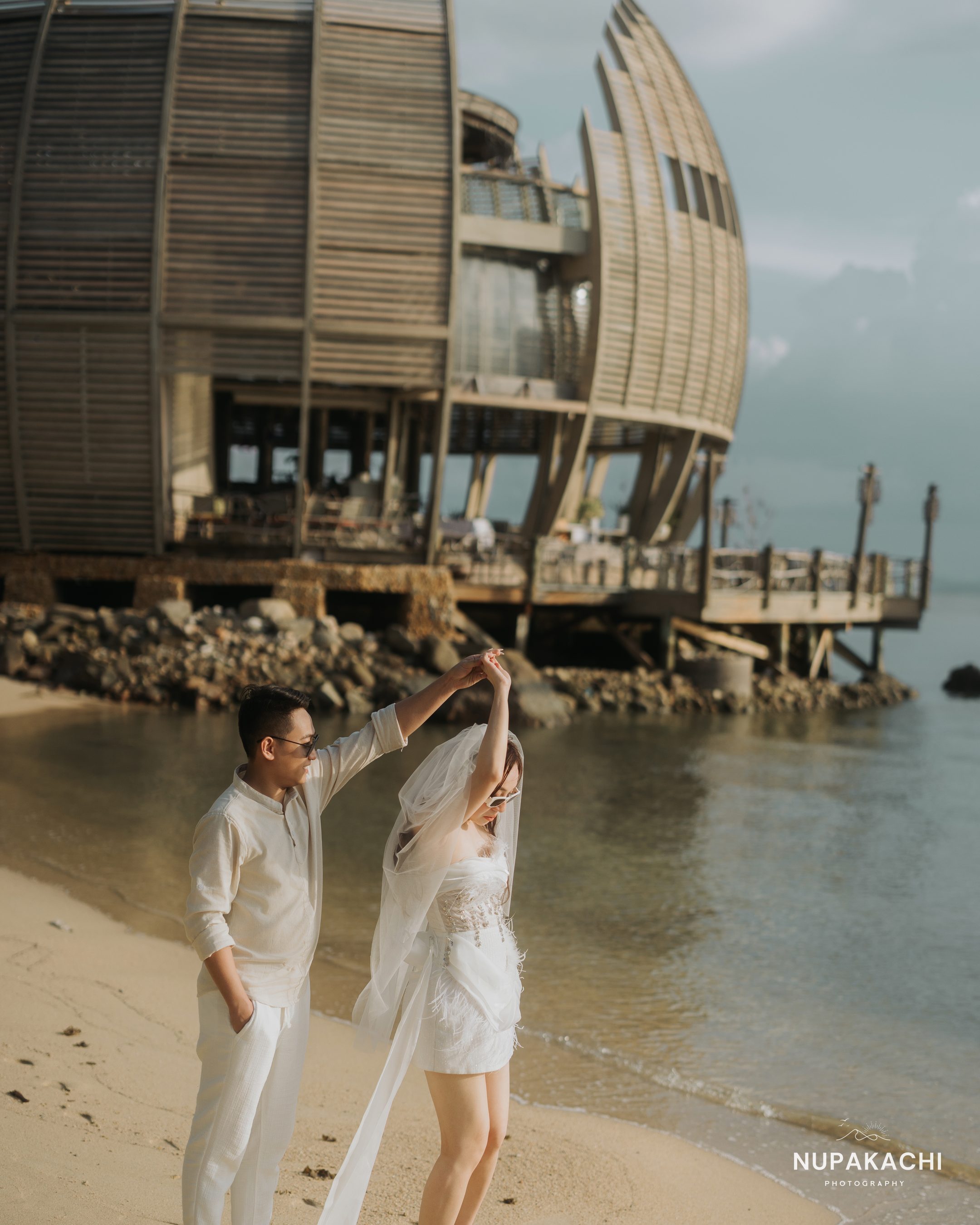 Cặp đôi bên công trình gỗ hình con thuyền ở Vĩnh Hy