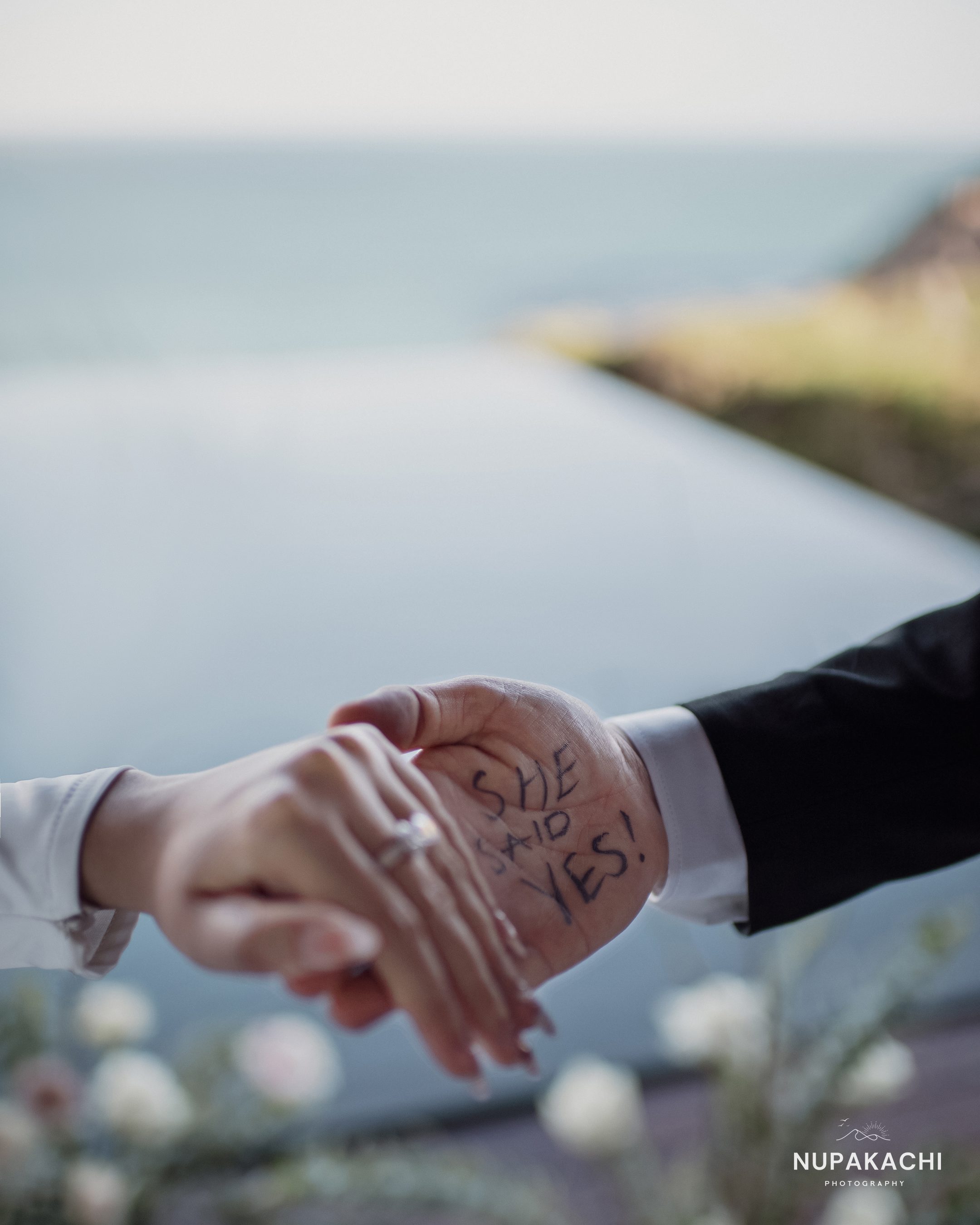 Bàn tay đeo nhẫn với chữ Yes, chi tiết prewedding Nupakachi