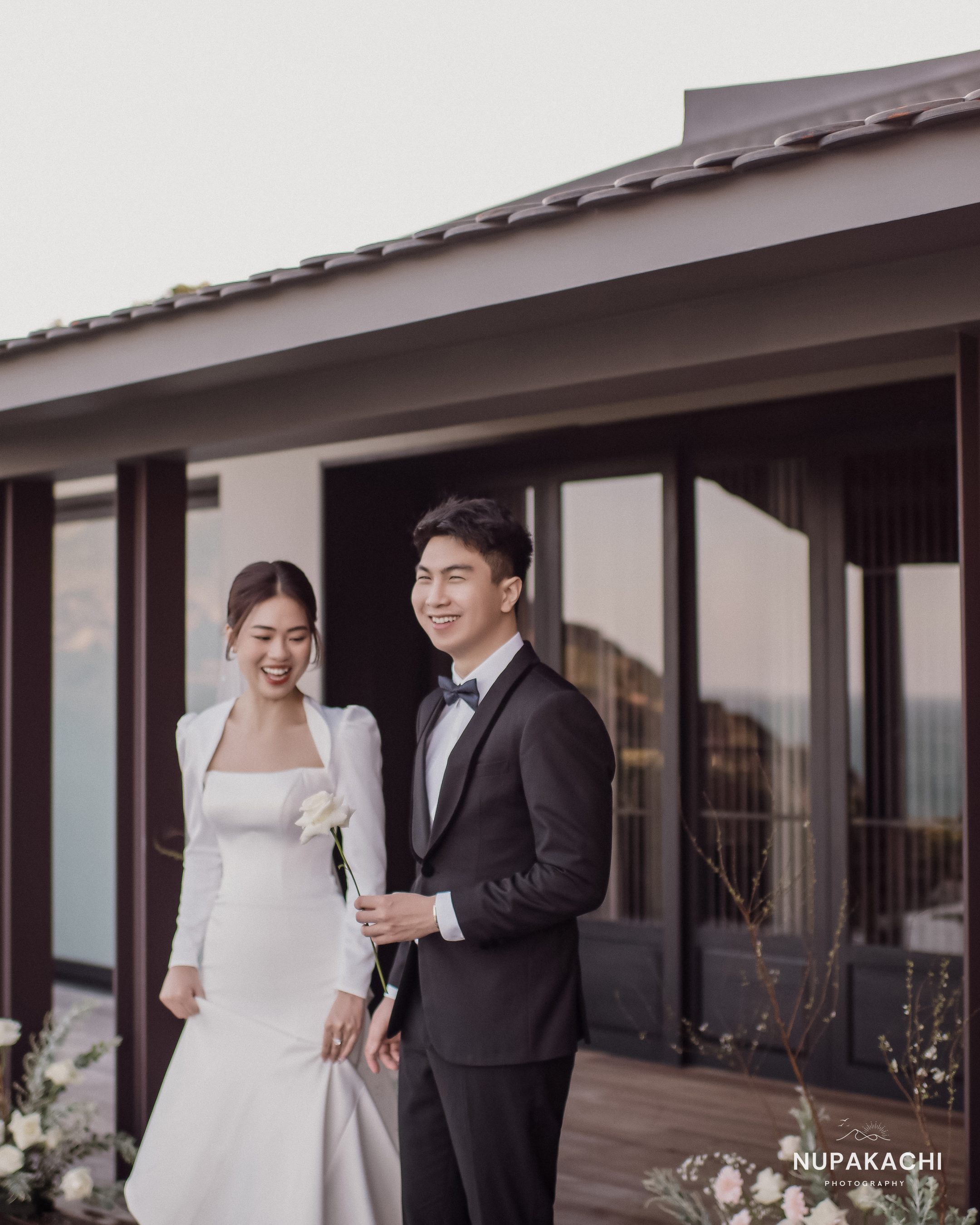 Cô dâu chú rể trước hiên villa gỗ Nha Trang