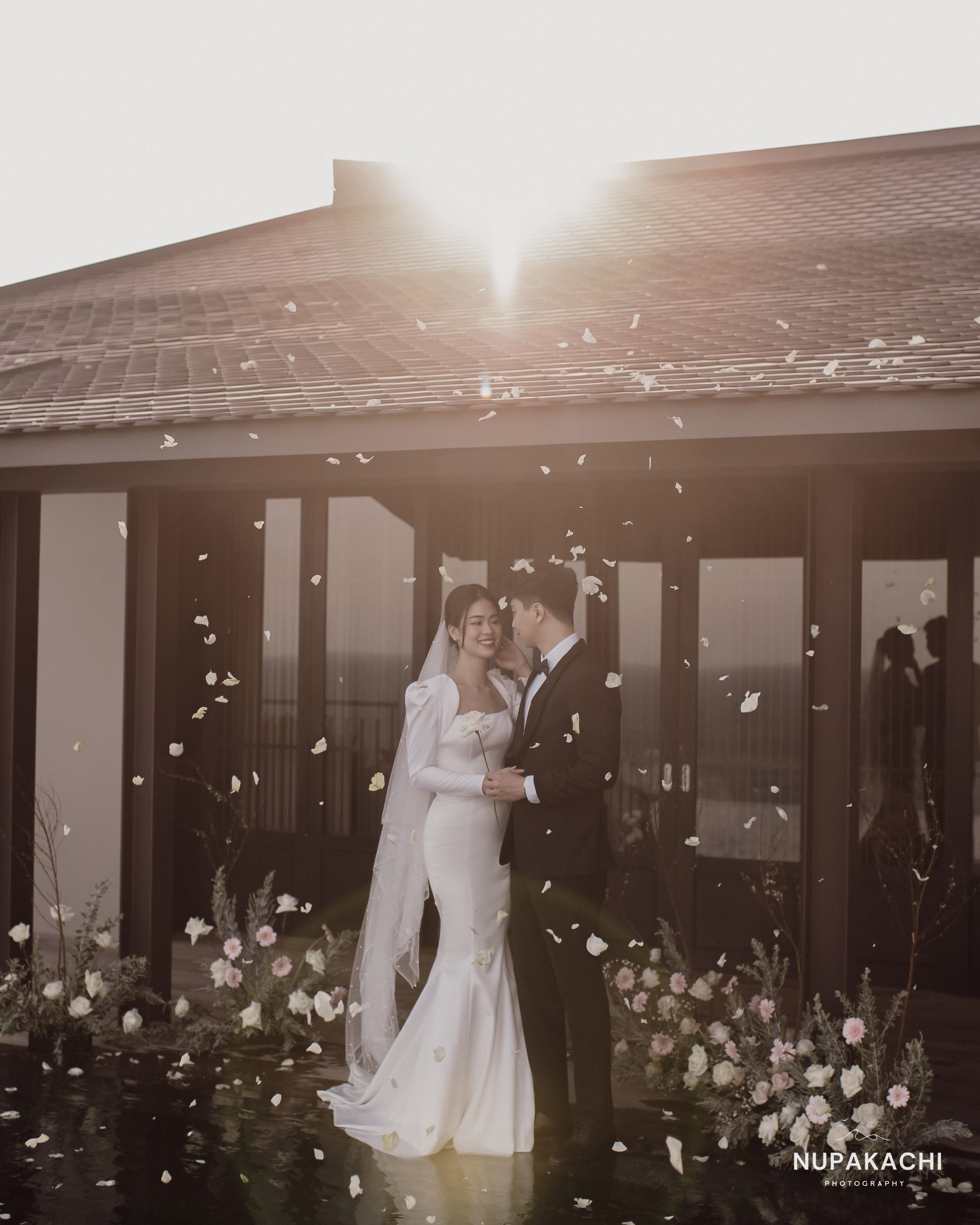 Tung cánh hoa trắng trước villa, prewedding Vĩnh Hy