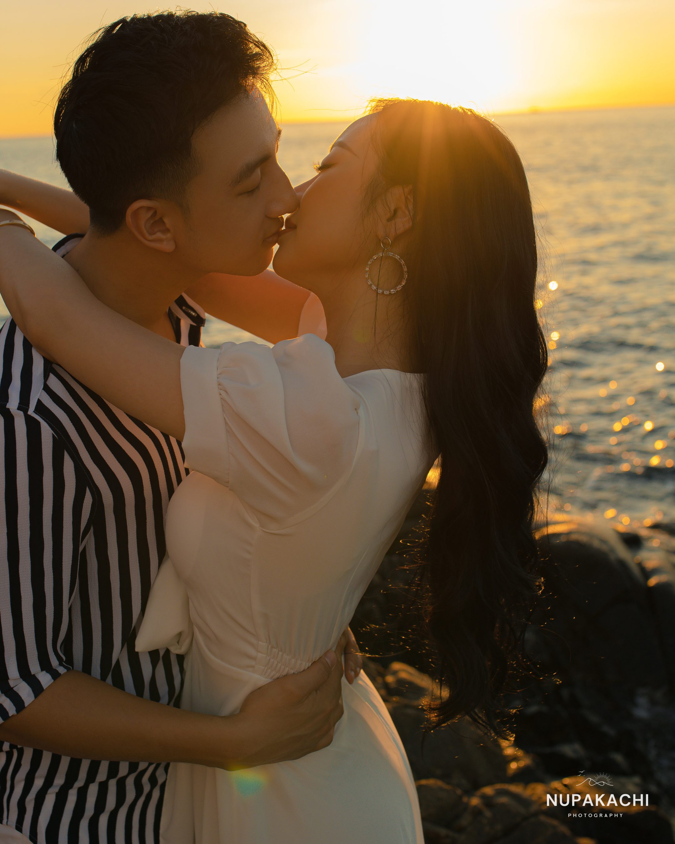 Nụ hôn ngược nắng trên ghềnh đá biển Nha Trang