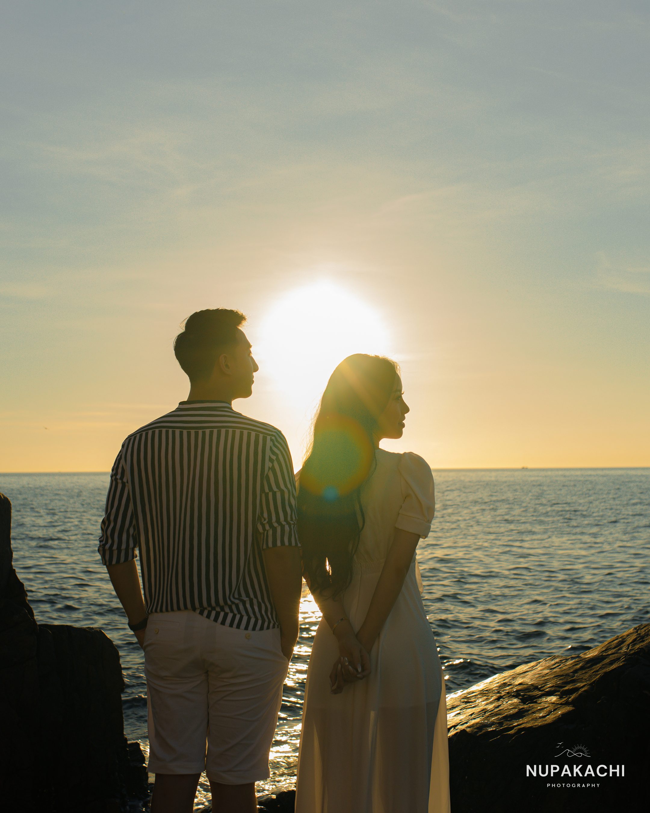 Đôi uyên ương nhìn nhau khi mặt trời chạm biển Nha Trang