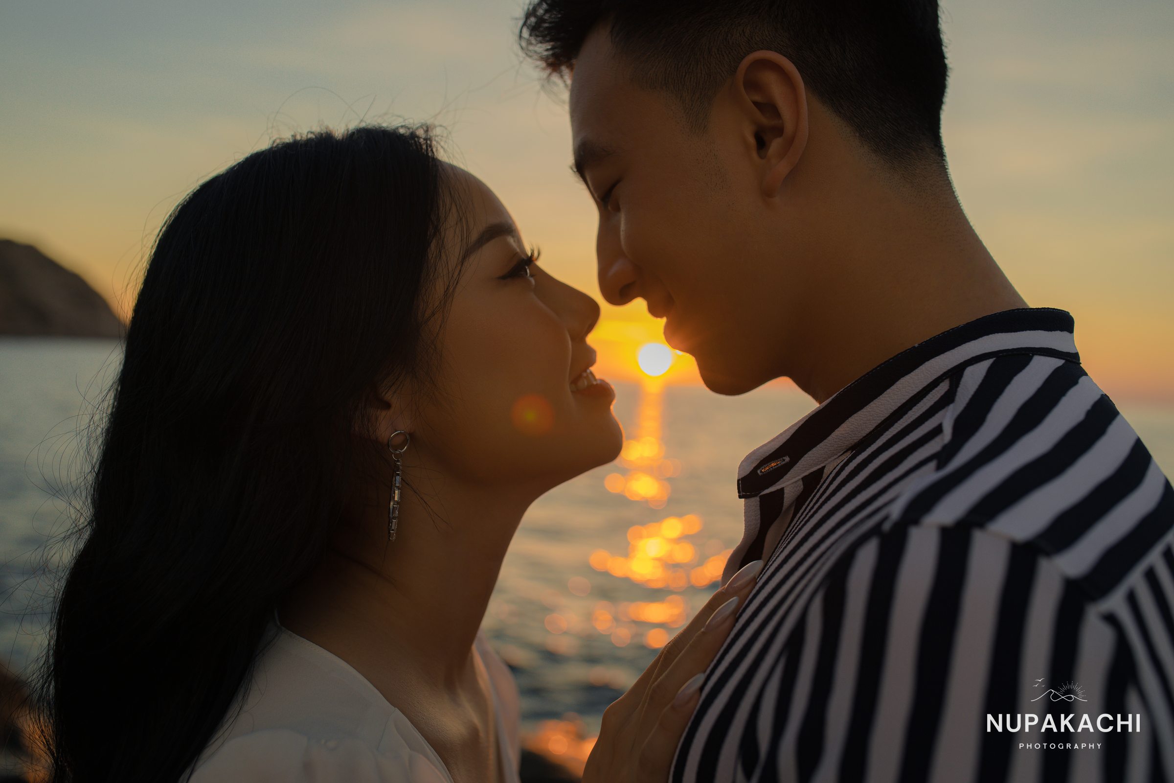 Cặp đôi chạm trán nhau trong ánh hoàng hôn trên biển Vĩnh Hy, prewedding Nupakachi
