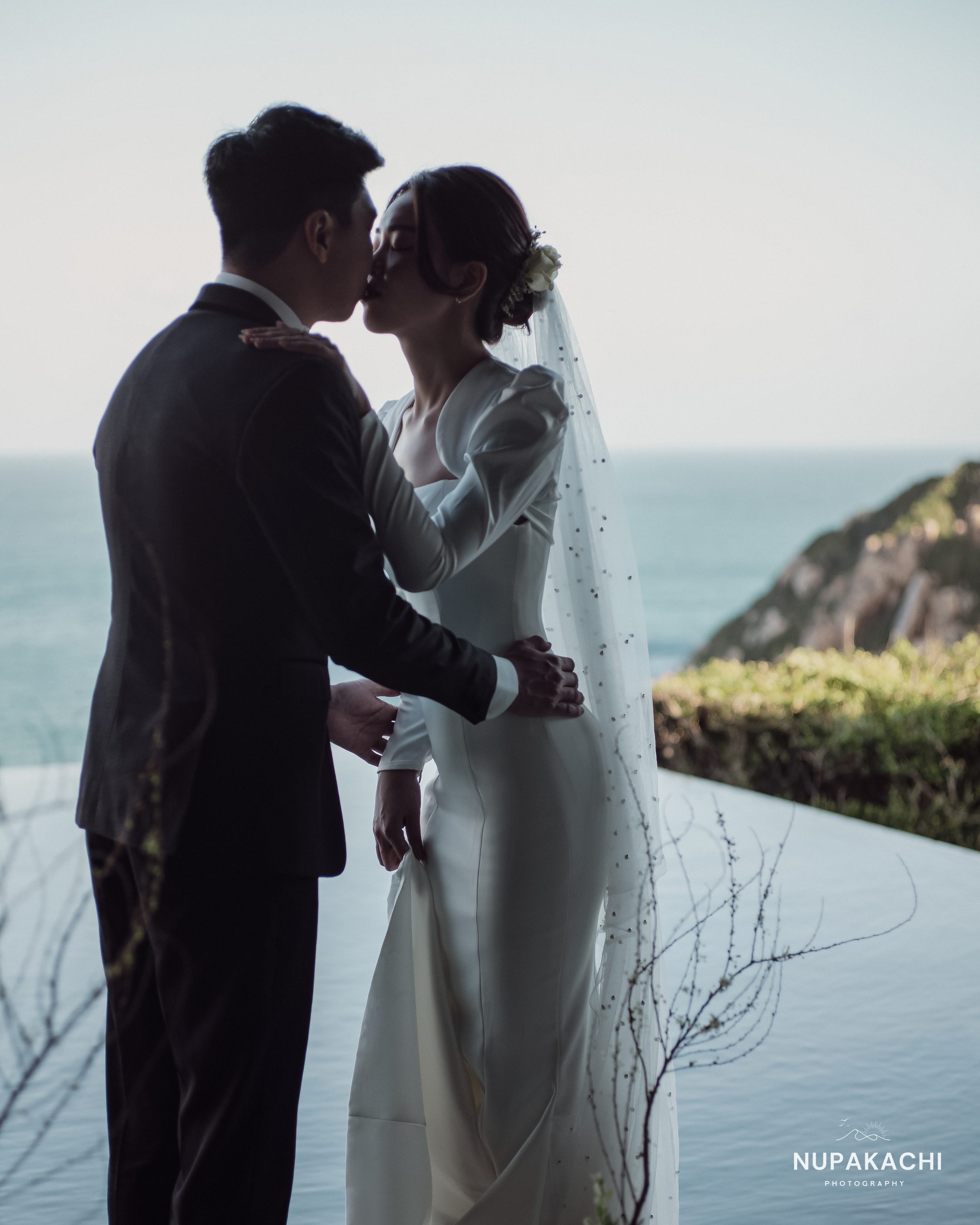 Cặp đôi hôn nhau bên hồ vô cực nhìn ra vịnh Vĩnh Hy, chụp ảnh cưới Nha Trang