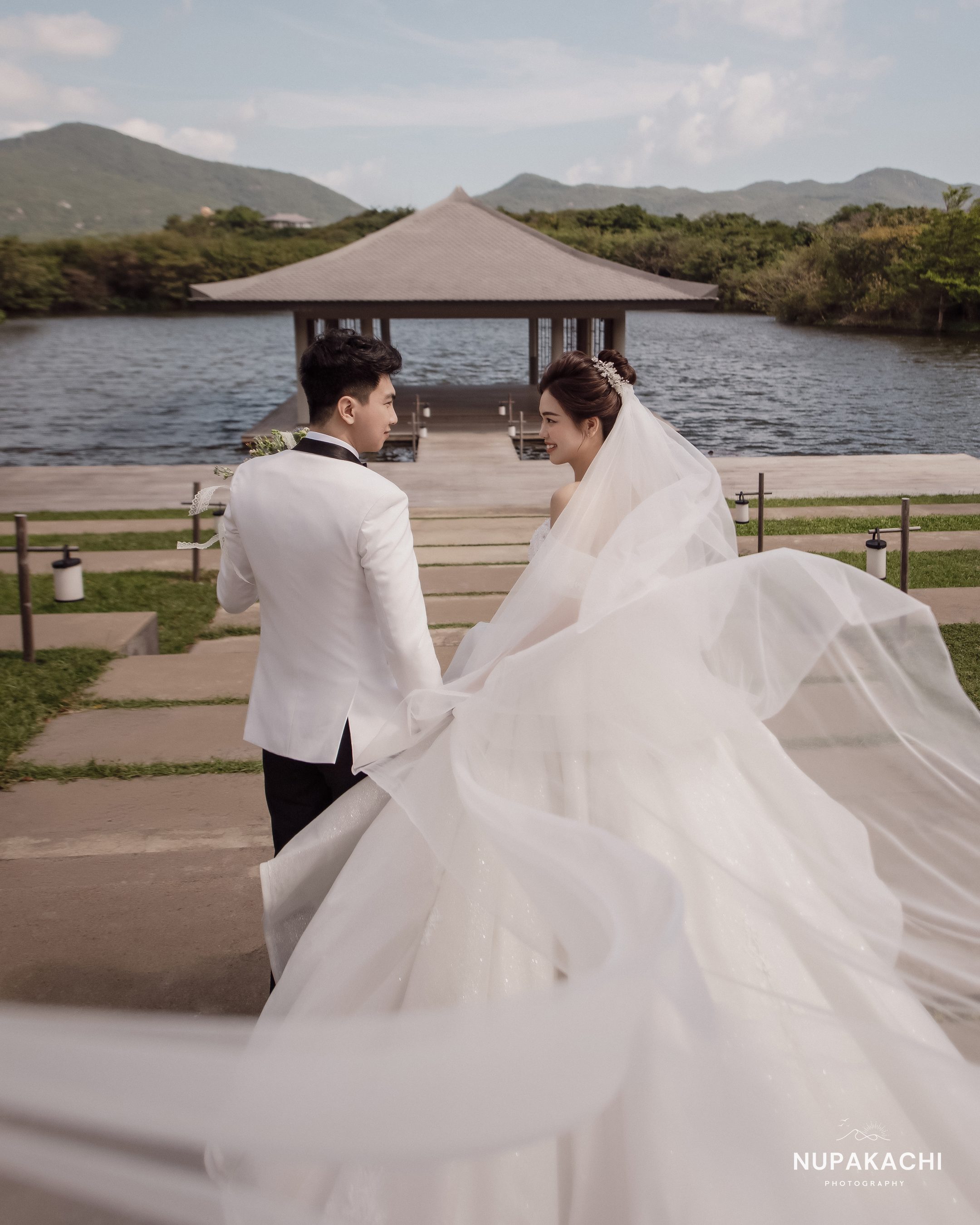 Cô dâu tung voan trắng bên vọng lâu ven biển Nha Trang