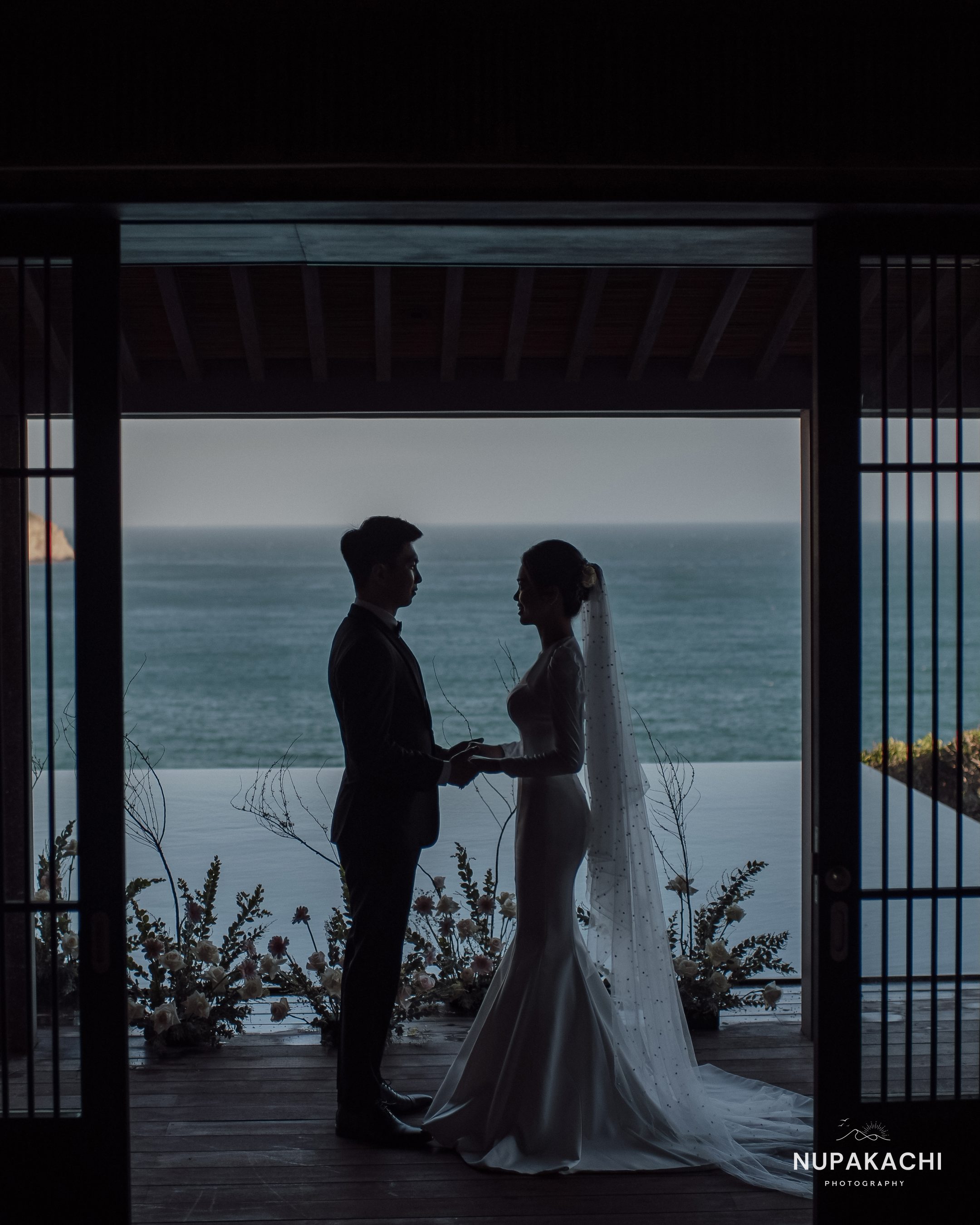 Bóng đôi uyên ương trong khung cửa nhìn ra biển, resort Vĩnh Hy