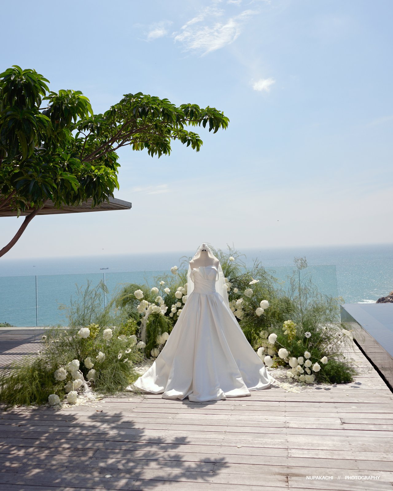 Wedding dress from behind overlooking the sea, romantic pre-wedding Vietnam