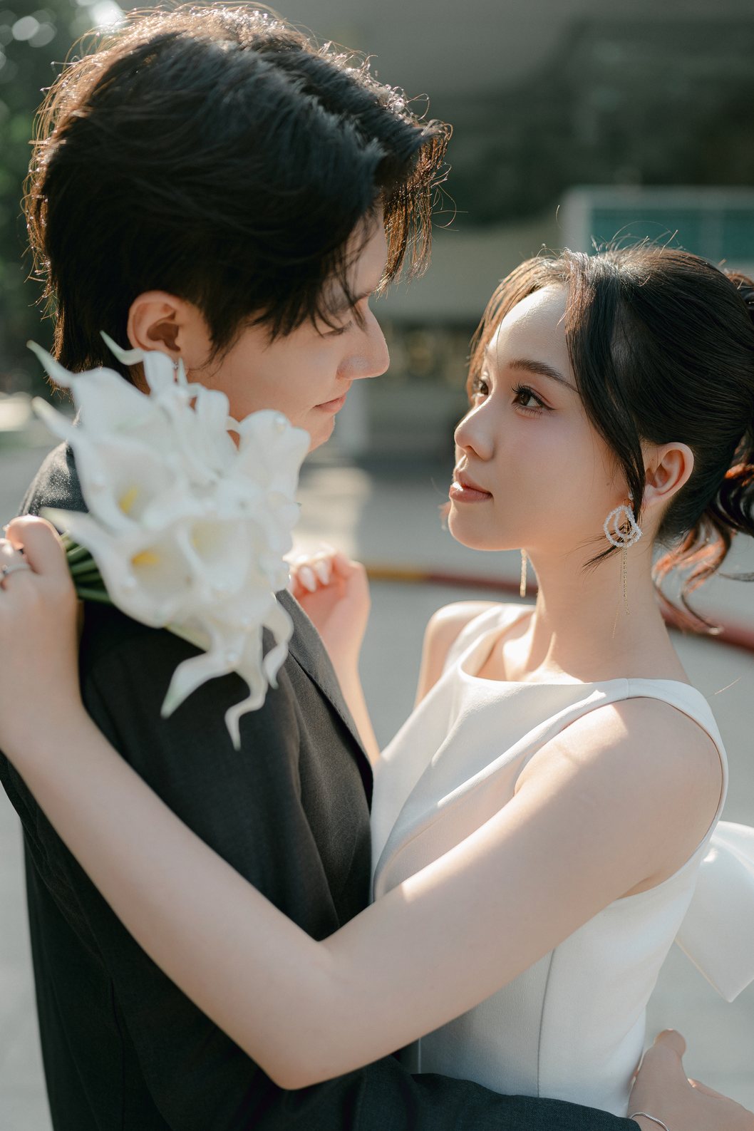 Cận cảnh cô dâu với bó hoa loa kèn trắng, chụp ảnh cưới Sài Gòn