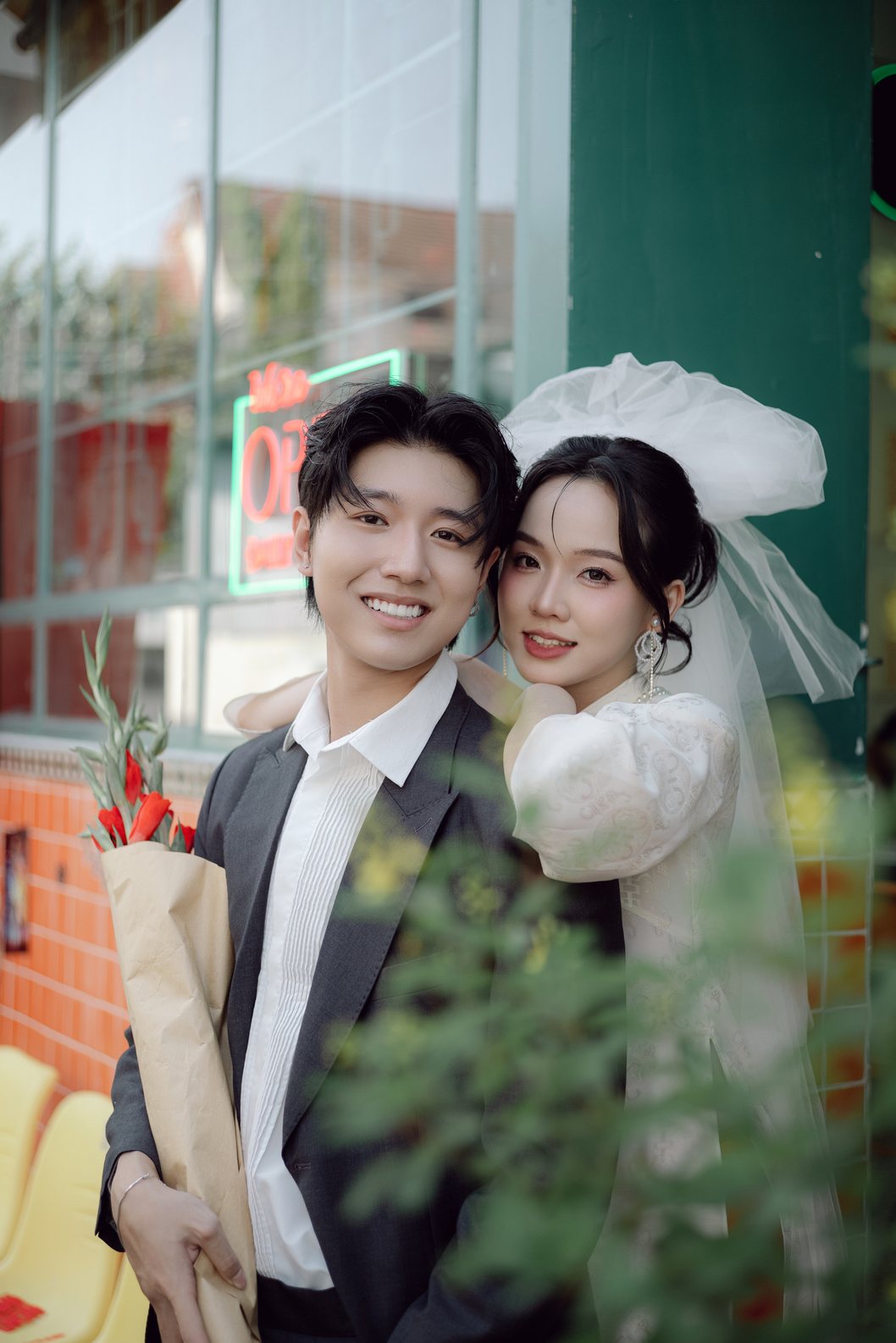Cô dâu chú rể trước cửa quán cà phê xưa Quận 2, prewedding Sài Gòn