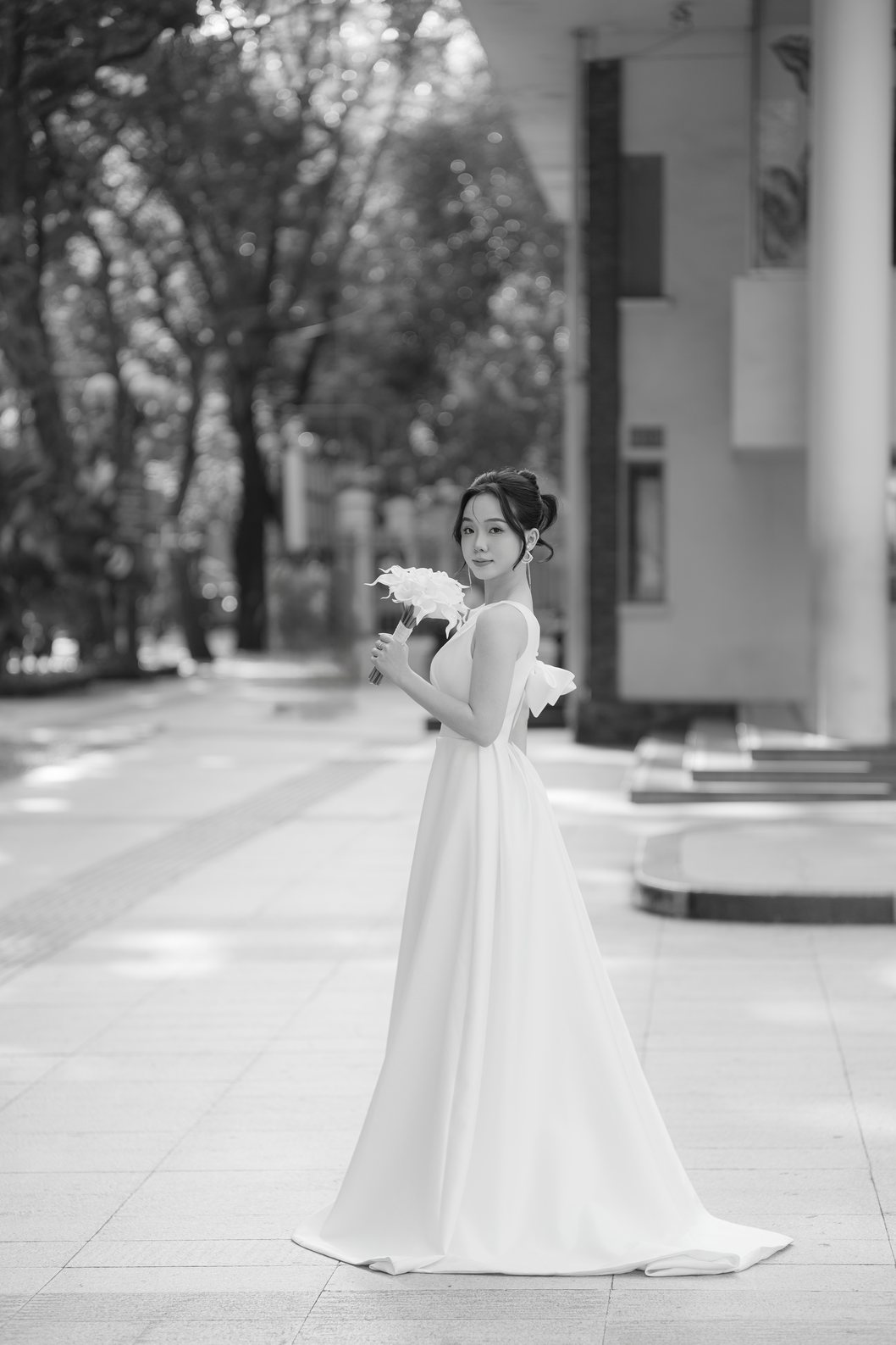 Cô dâu váy trắng trên lối đi rợp bóng cây, ảnh đen trắng Sài Gòn