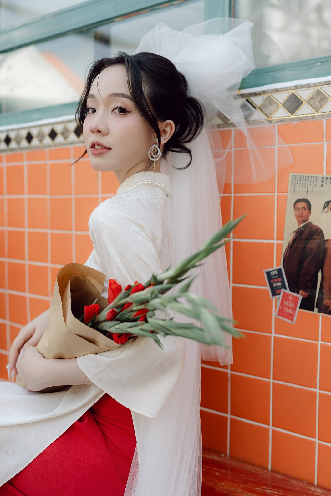 Cô dâu áo dài bên tường gạch cam rực nắng Quận 2, prewedding Sài Gòn
