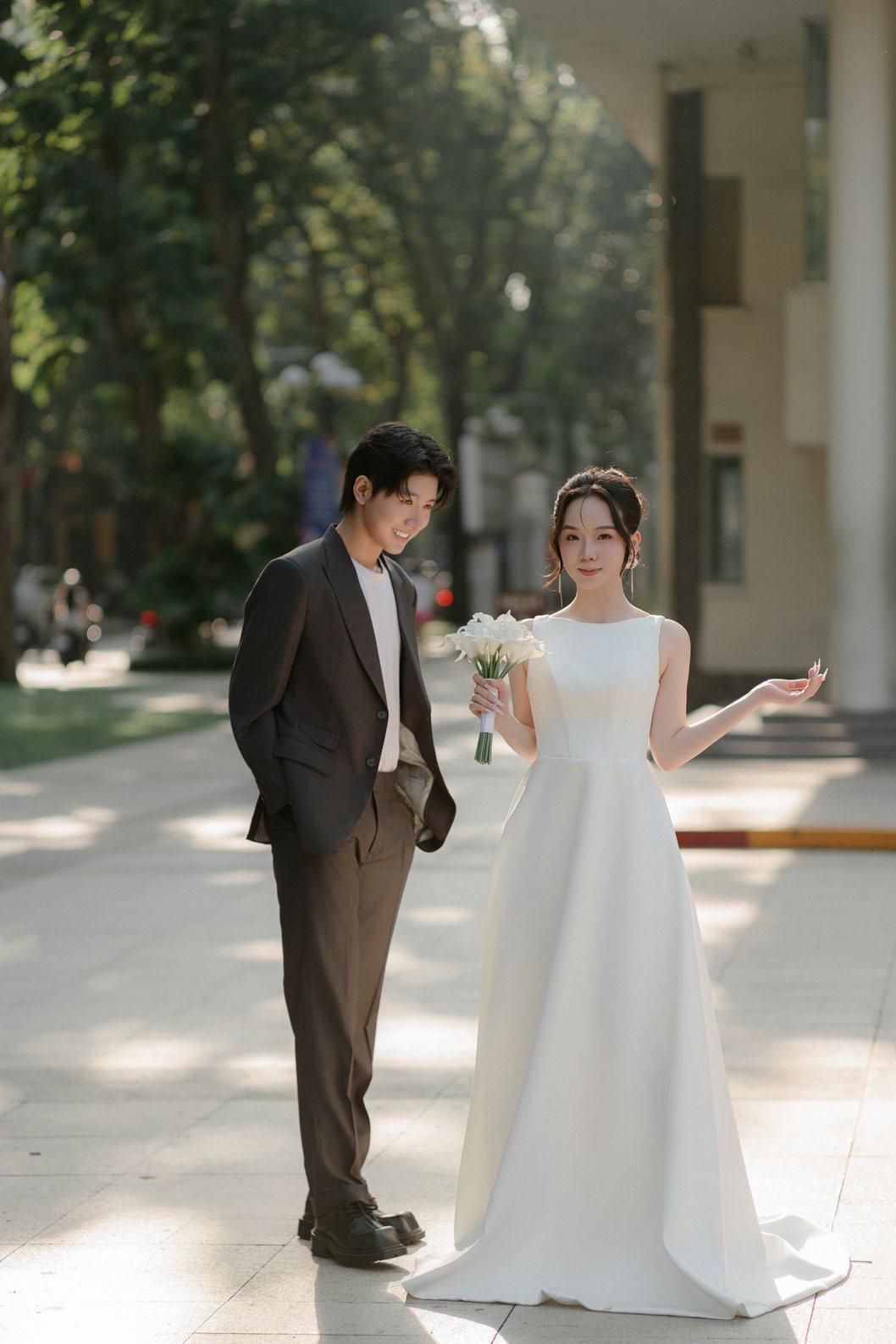 Cặp đôi dạo bước trong khuôn viên Dinh Độc Lập, chụp ảnh cưới Sài Gòn