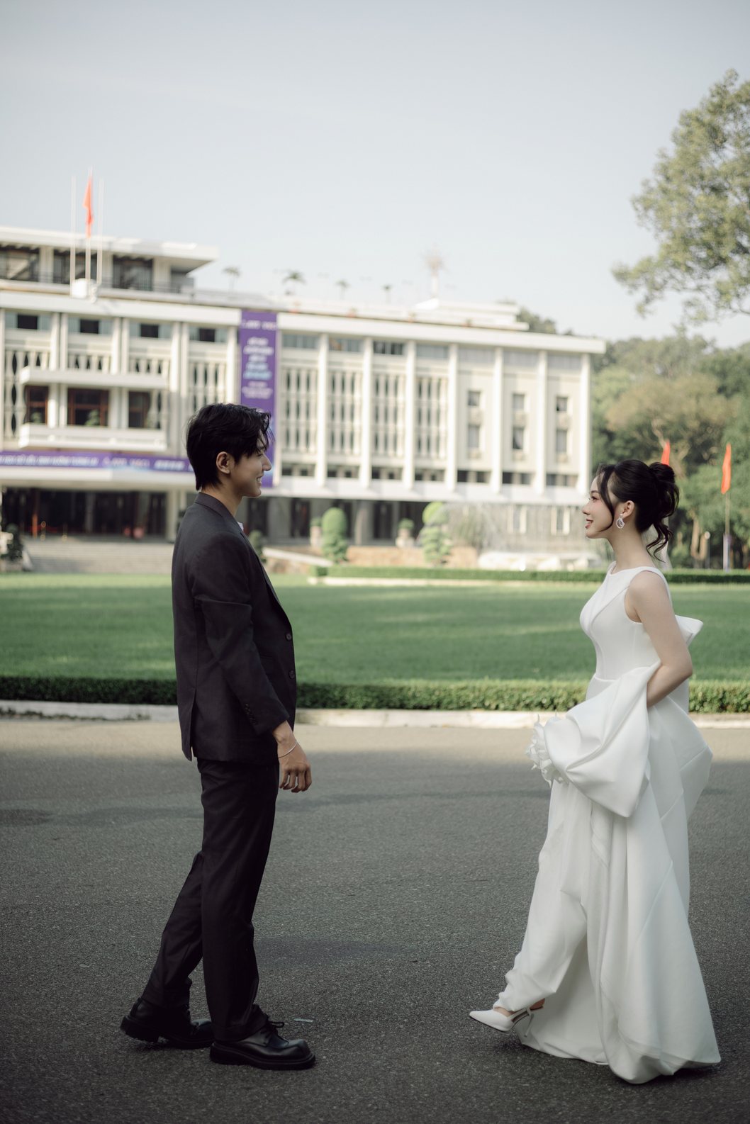 Cô dâu váy trắng trước mặt tiền Dinh Độc Lập, chụp ảnh cưới Sài Gòn