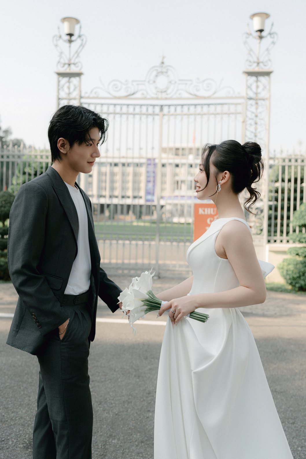 Cặp đôi bên cổng sắt Dinh Độc Lập, chụp ảnh cưới Sài Gòn Nupakachi