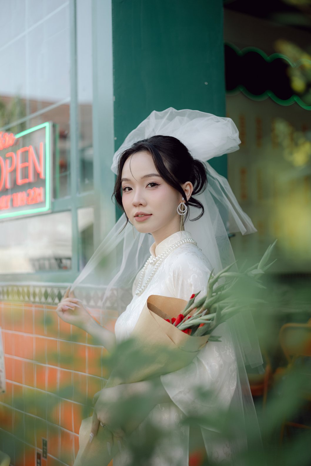 Cô dâu với voan trắng cầm hoa trước quán cà phê cũ Quận 2, prewedding Sài Gòn