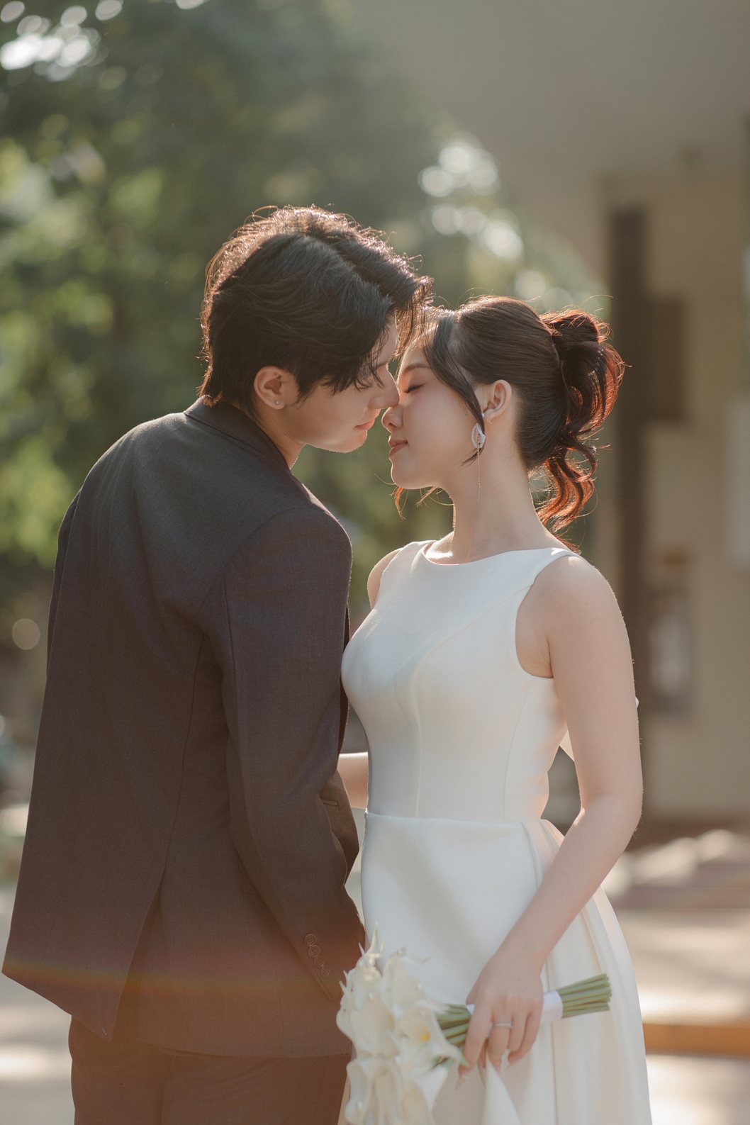 Khoảnh khắc thân mật của cặp đôi dưới hàng cây, chụp ảnh cưới Sài Gòn