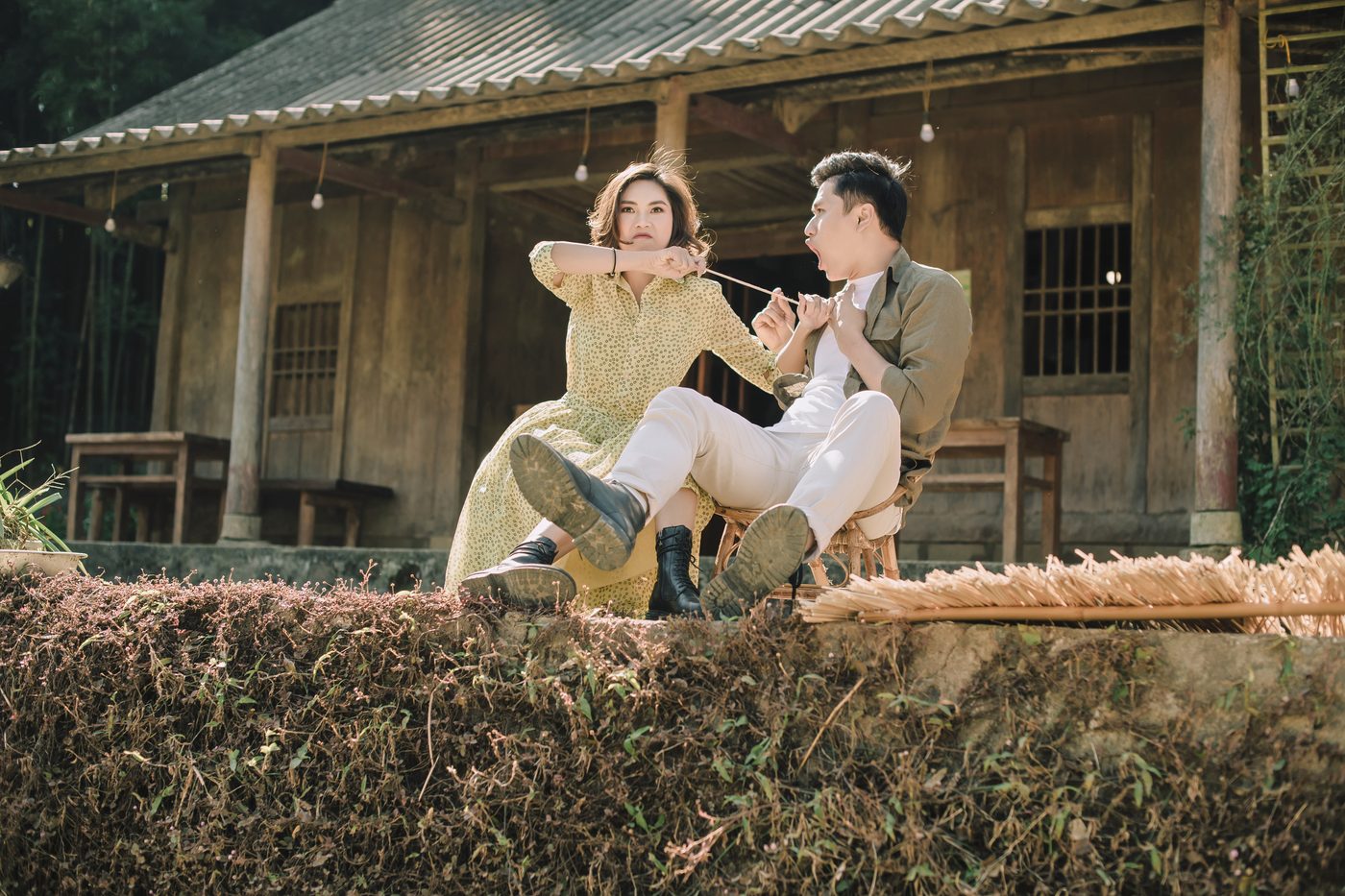 Cô dâu váy trắng giữa đồi chè và hoa đào, chụp ảnh cưới Sapa