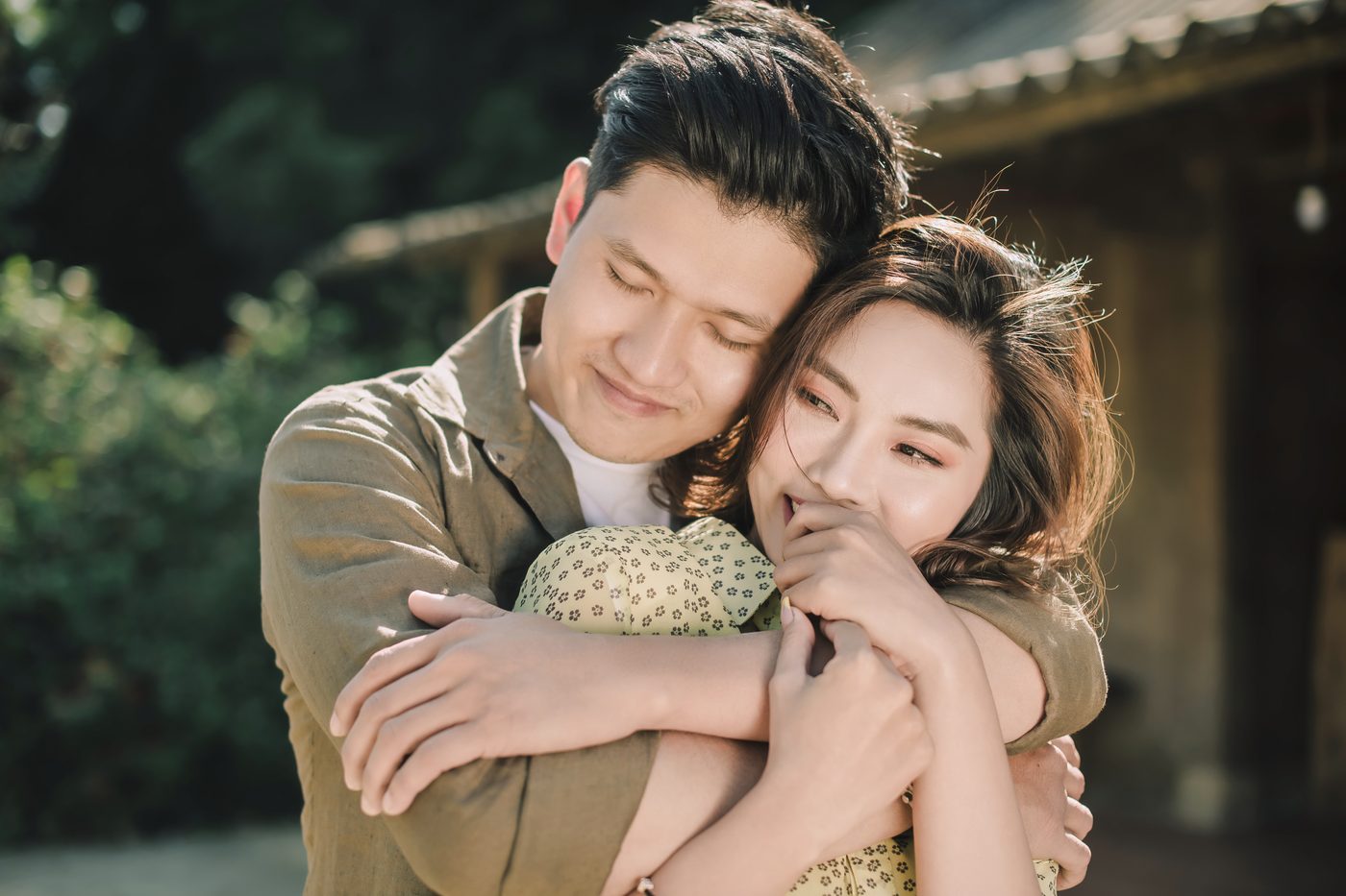 Vòng tay ôm trước ngôi nhà gỗ cũ, prewedding Sapa Nupakachi