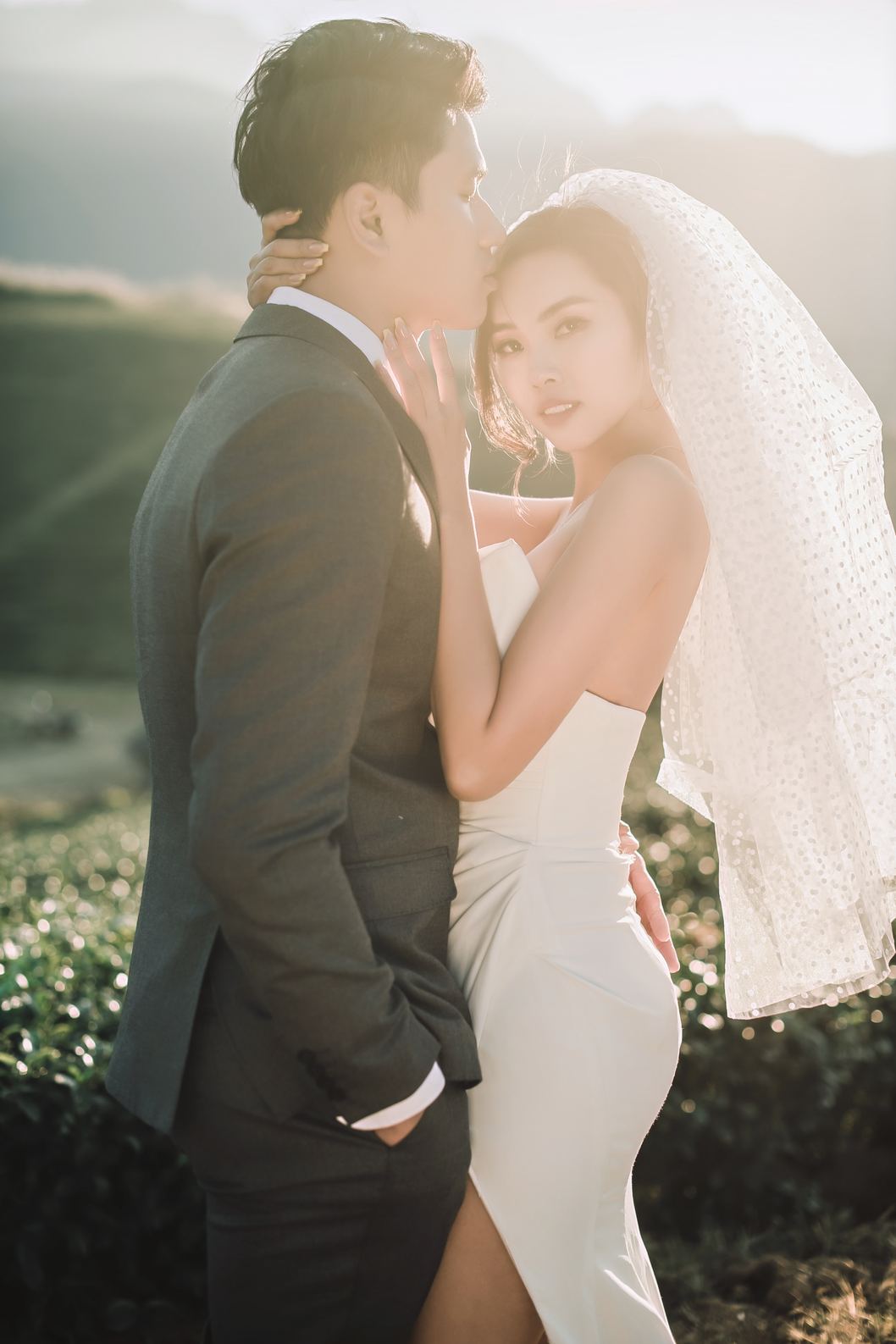 Cặp đôi hôn nhau ngược nắng trên đồi chè Sapa, prewedding Nupakachi