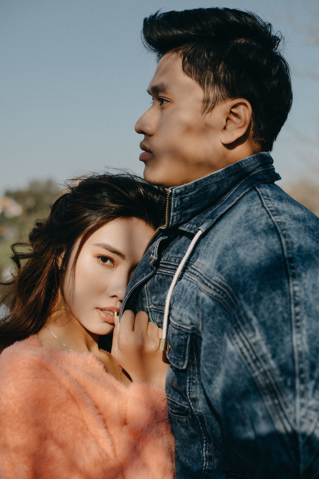 Cặp đôi trong áo khoác mùa đông giữa núi rừng Sapa