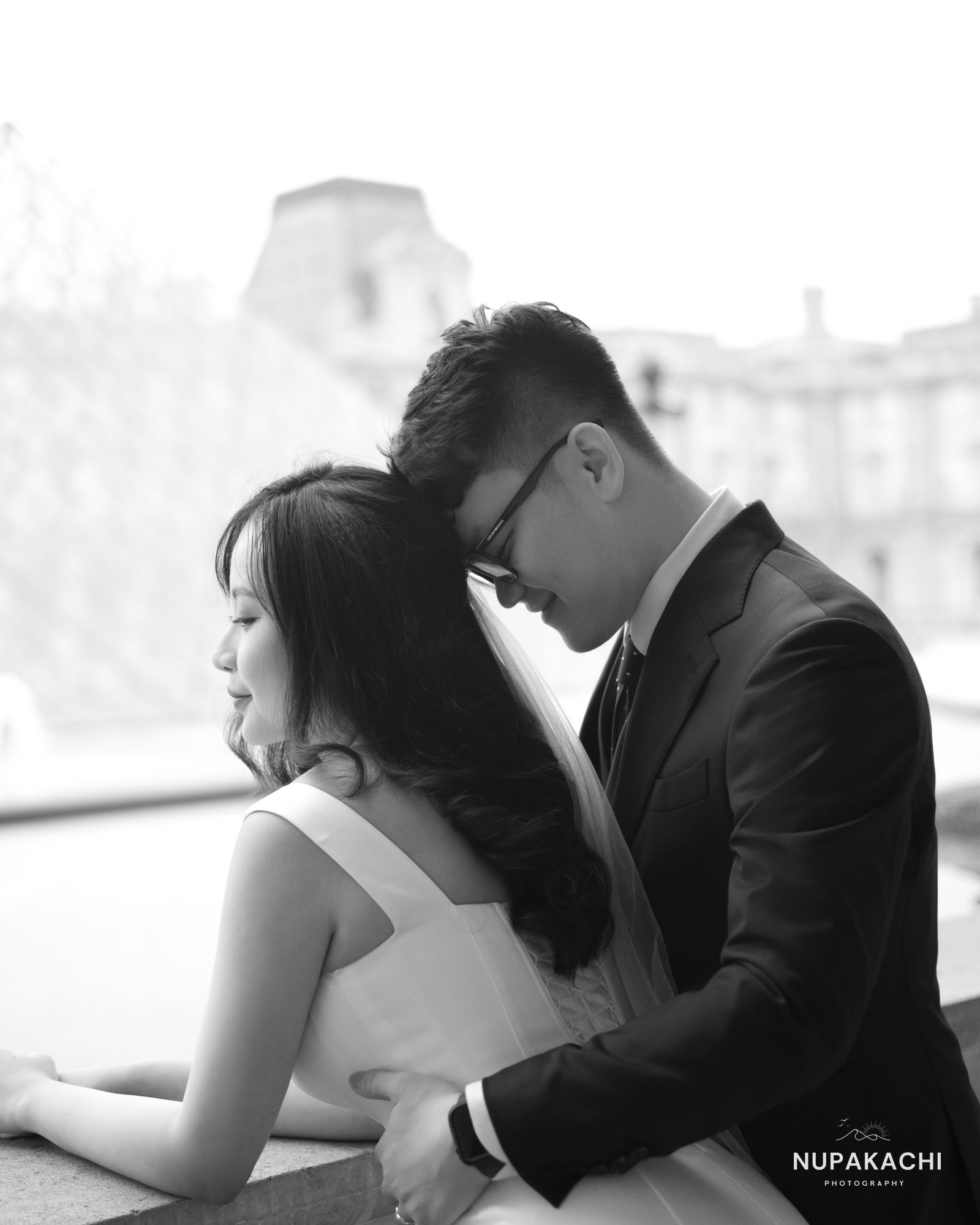 Black and white portrait on a Louvre balcony, Paris elopement photography
