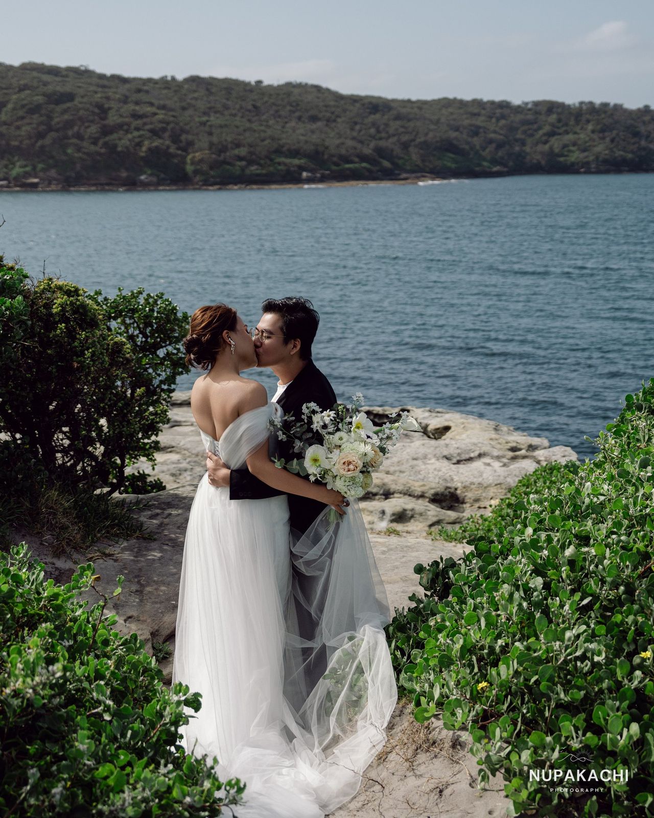 Kiss above the cove, coastal Sydney wedding photography