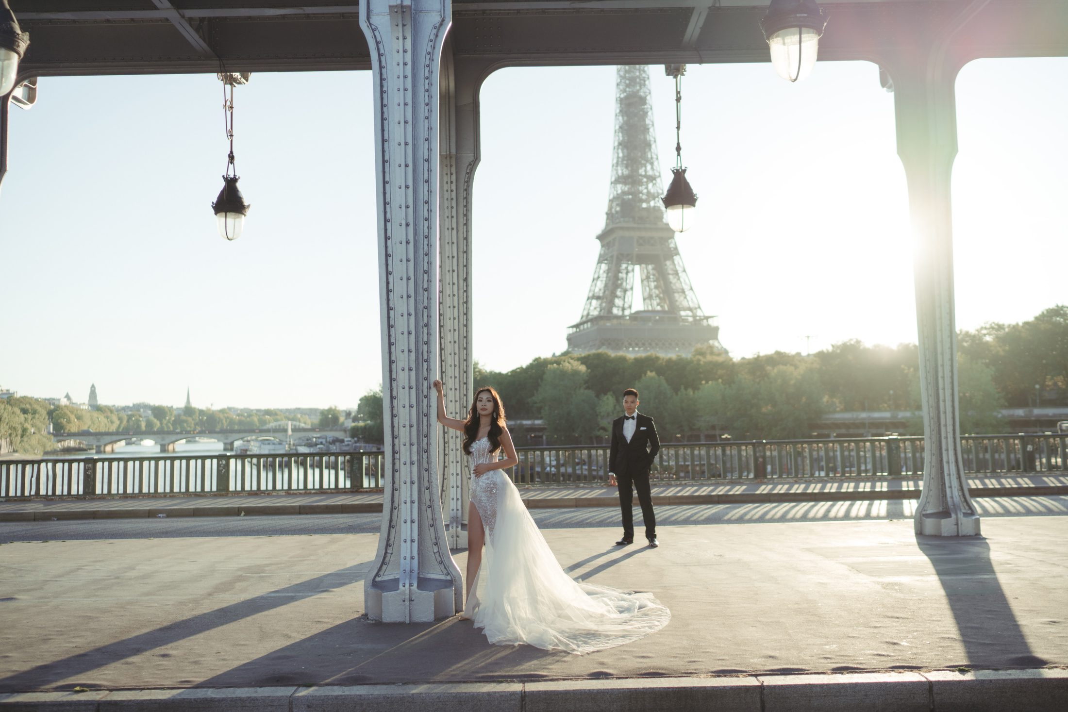 Cặp đôi trên cầu Bir Hakeim, Paris