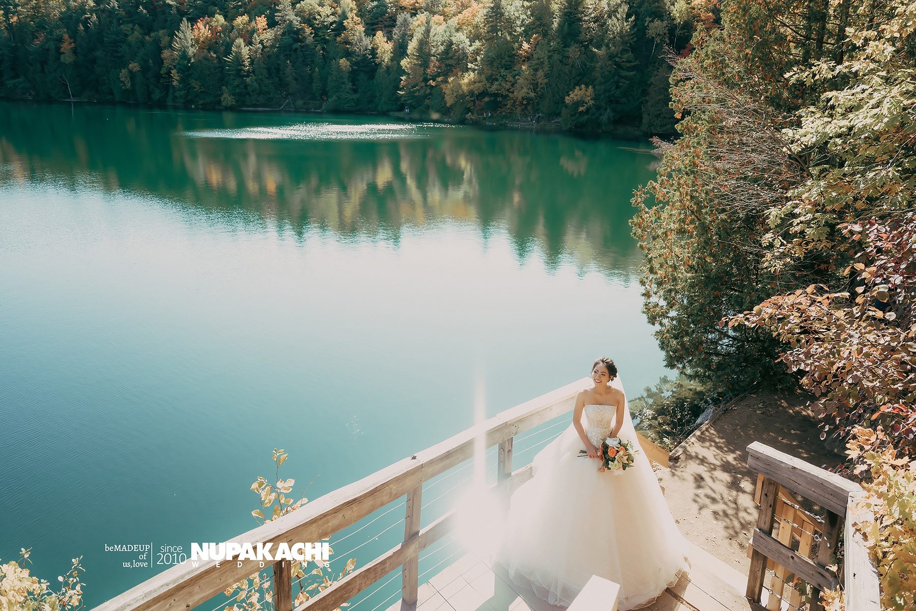 Hồ nước xanh ngọc giữa rừng phong Canada