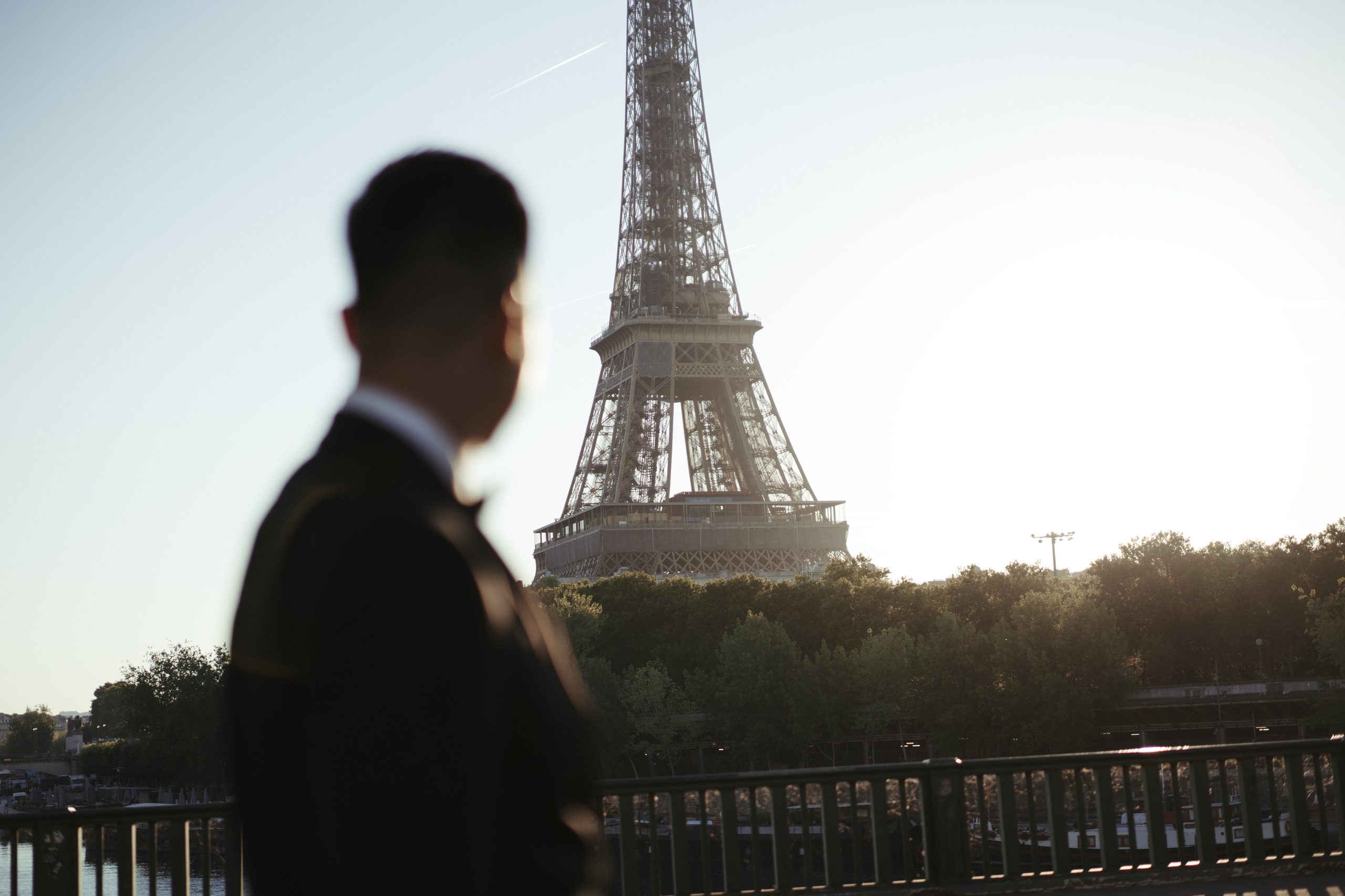 Chú rể ngược sáng bên tháp Eiffel, Paris