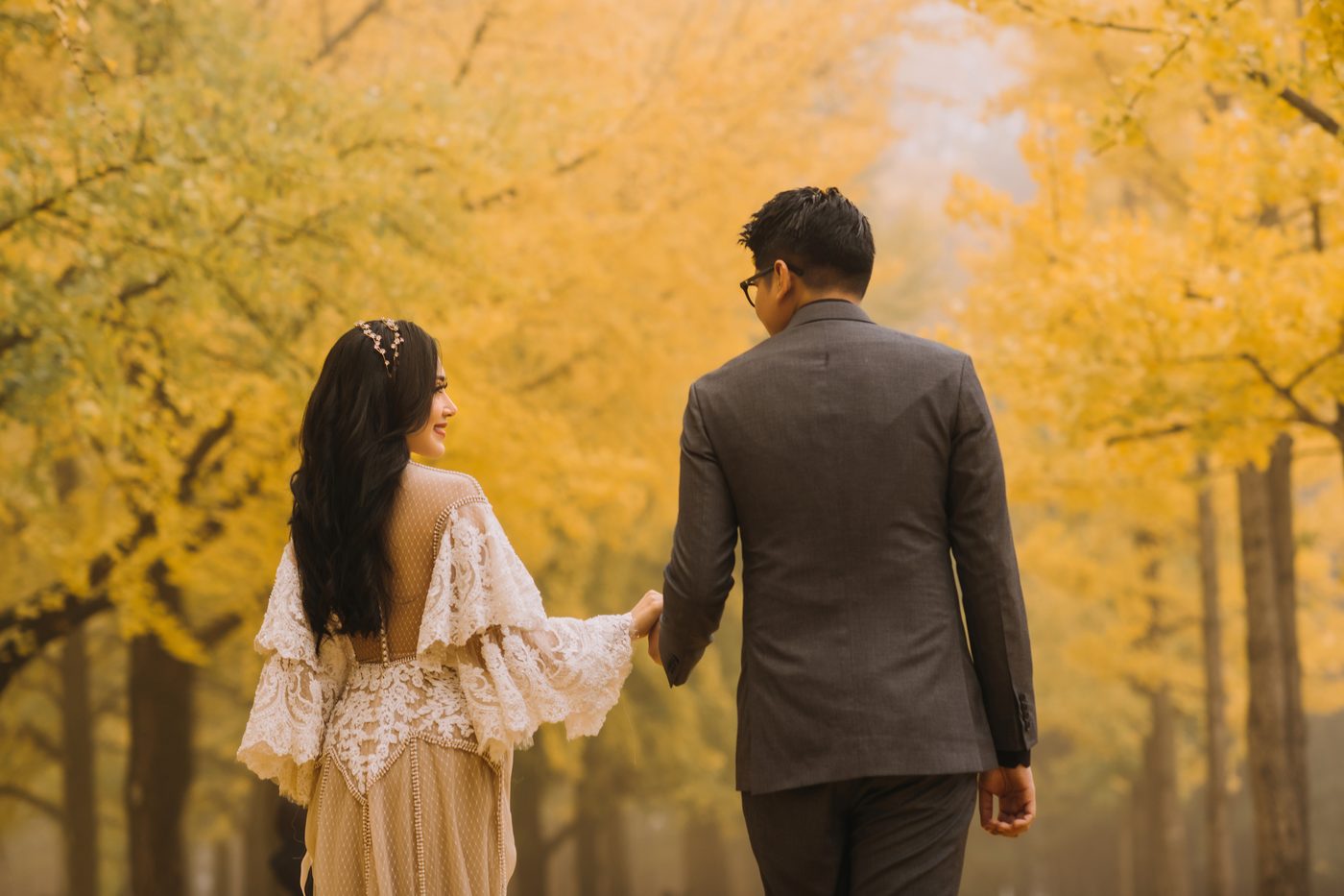 Đi giữa mùa lá vàng